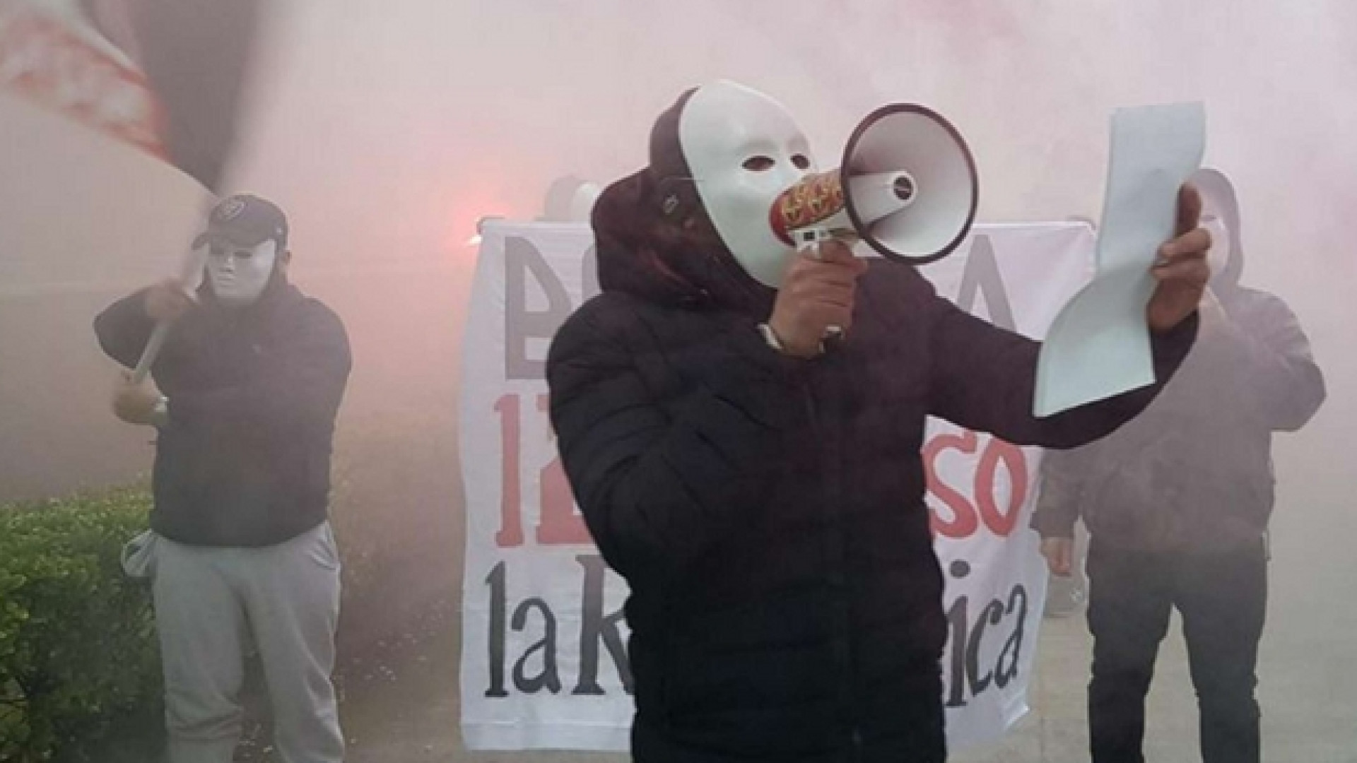Immagine di Blitz di Forza Nuova al quotidiano la Repubblica, proclami e fumogeni