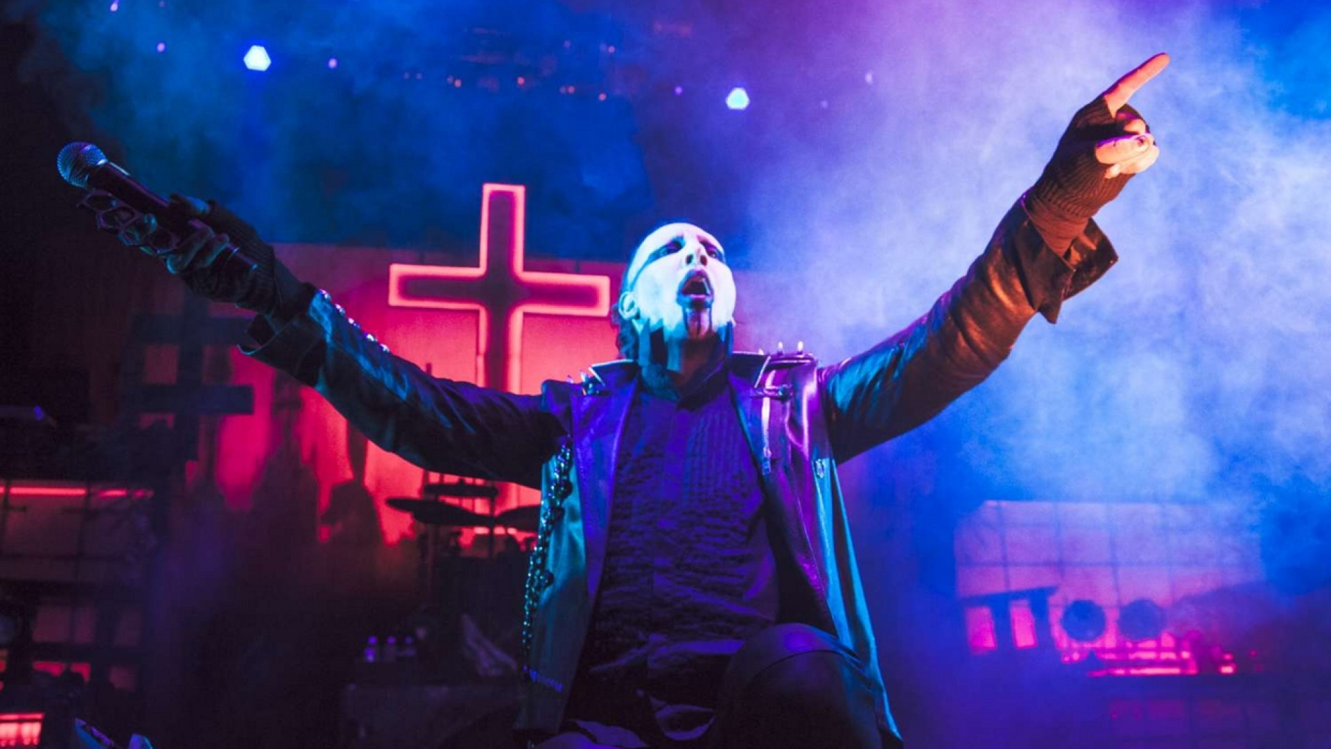 Immagine di Marilyn Manson ospite di Paolo Bonolis. Gli esorcisti: «Testimonial del male»