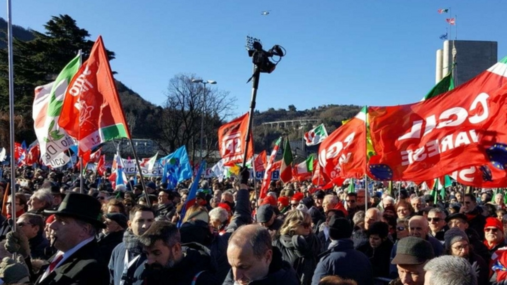Immagine di A migliaia in piazza per dire no al fascismo