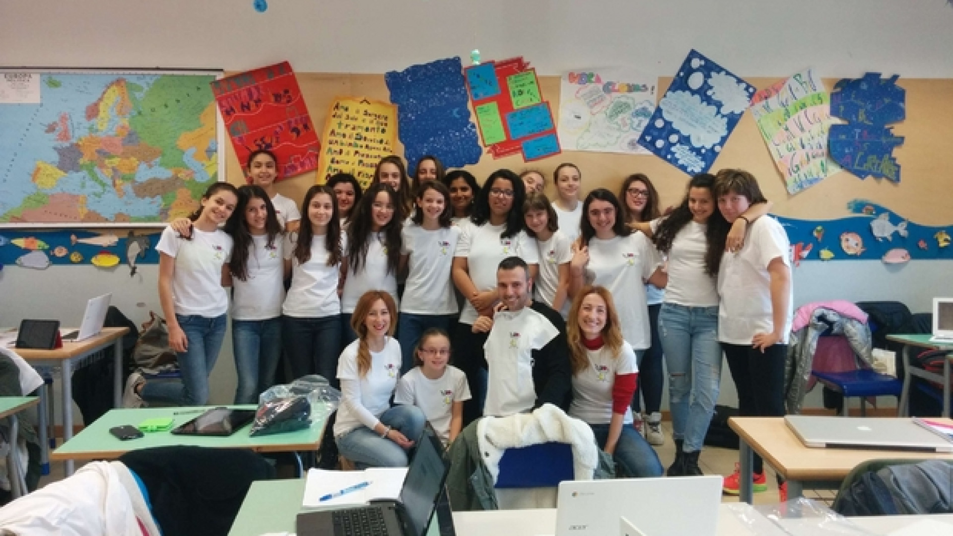 Immagine di Ragazze a lezione di codice