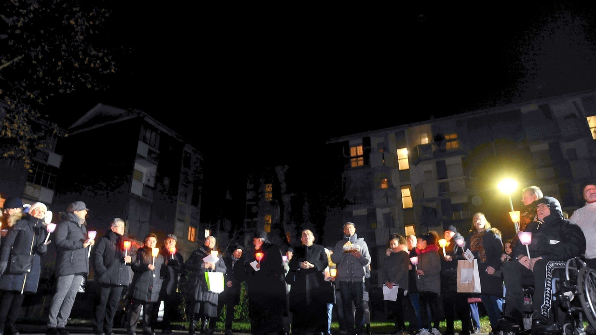 Immagine di Delpini nelle case popolari: Chiesa alleata della vostra speranza