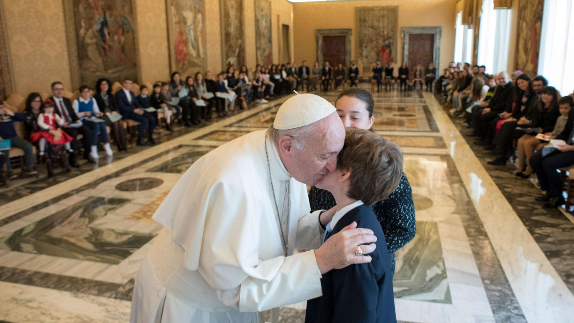 Immagine di Papa Francesco ai ragazzi dell'Acr: guardate a chi è più solo