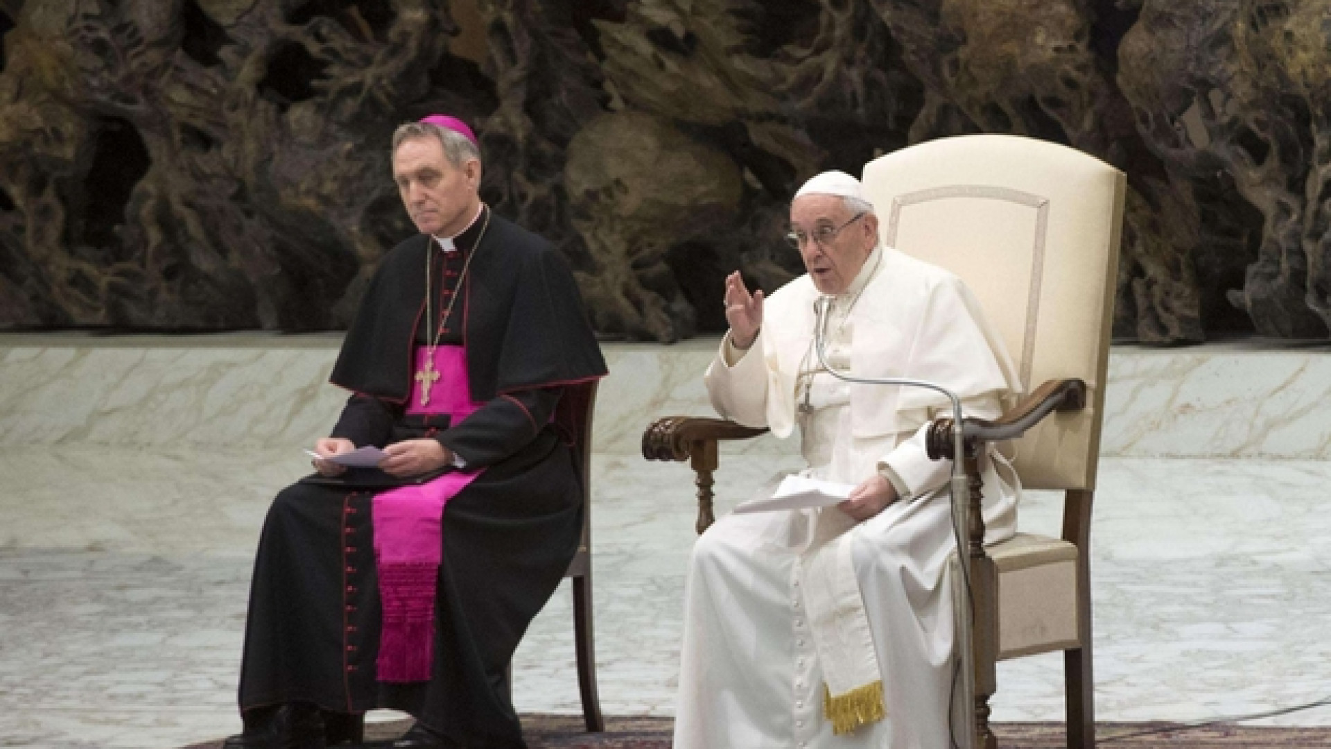 Immagine di Papa Francesco: la Notte di Natale illumini la vita delle persone sole
