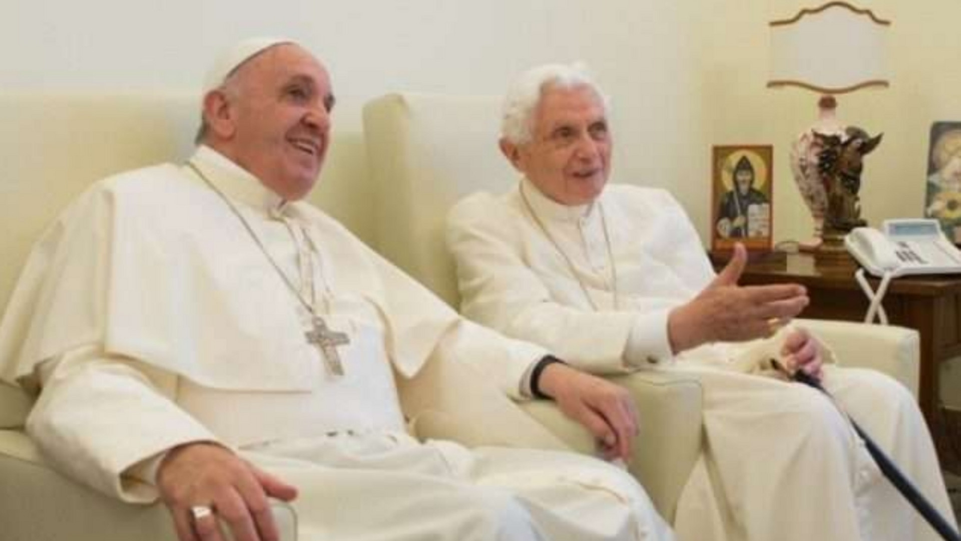 Immagine di Papa Francesco incontra Benedetto XVI per gli auguri di Natale