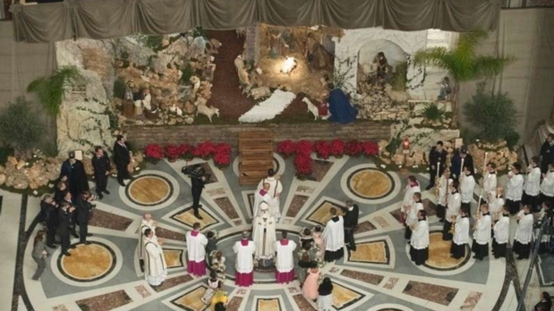 Immagine di L'omelia di Papa Francesco: nel Bambino abbracciamo chi non ha posto