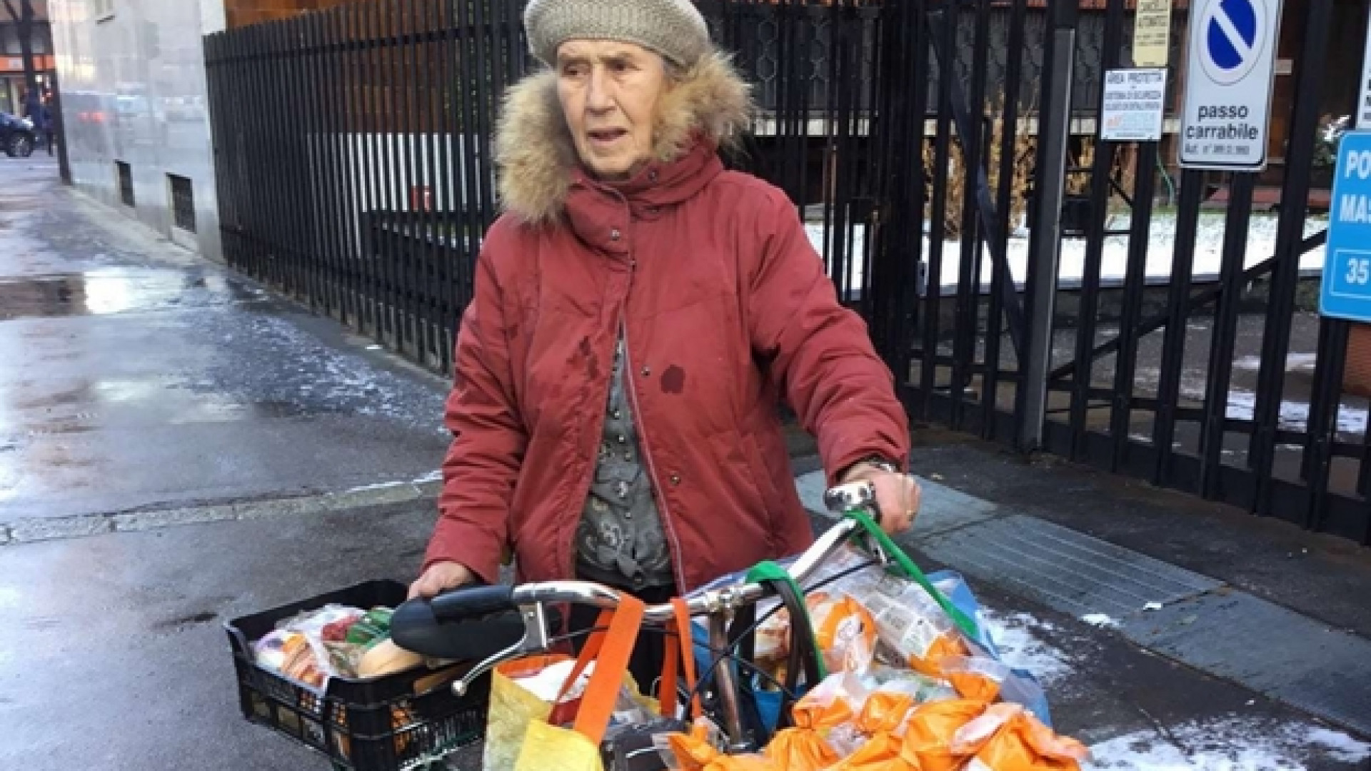 Immagine di Marta, a 79 anni, recupera il cibo per i poveri, in bicicletta