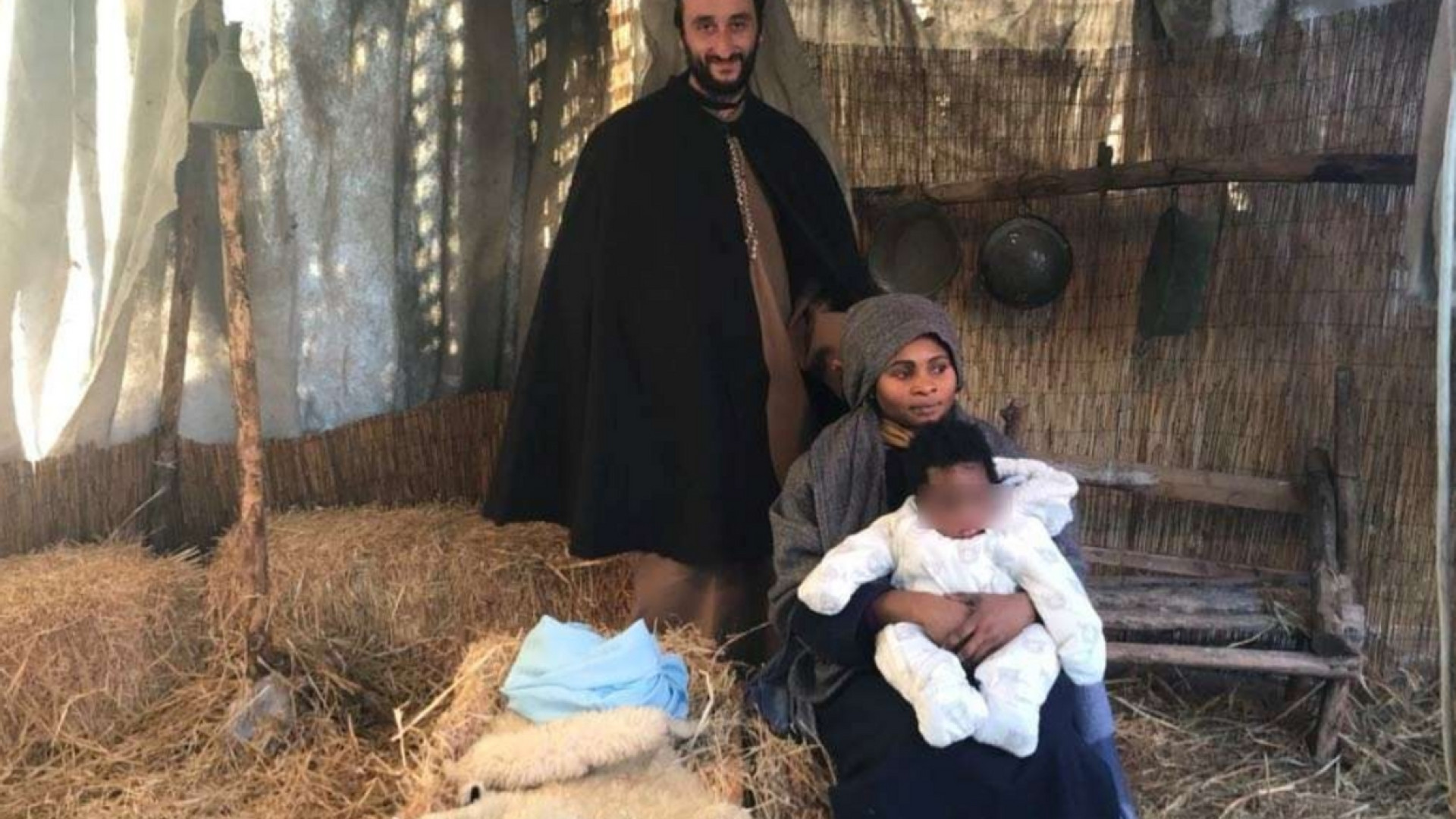Immagine di Nel presepe vivente Madonna e Bambinello nigeriani