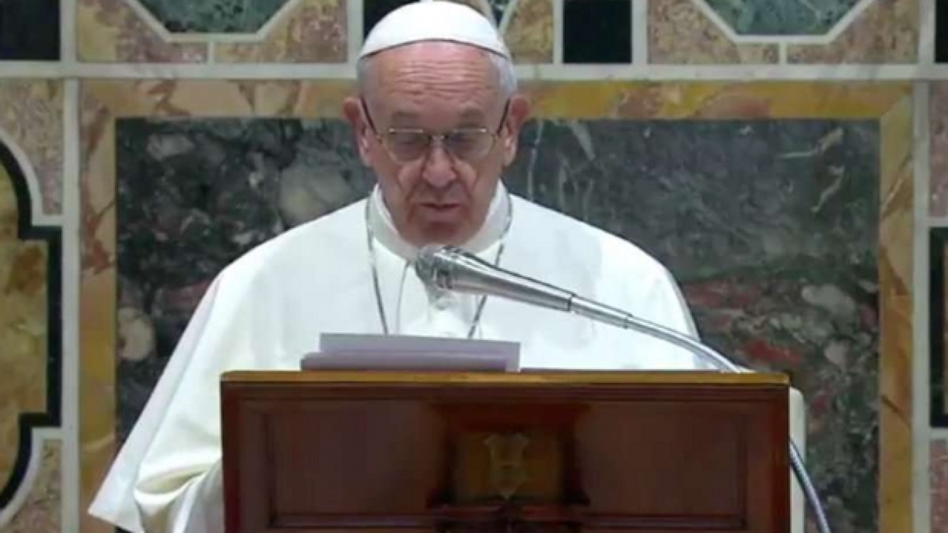 Immagine di Papa Francesco: il primo diritto violato è quello alla vita