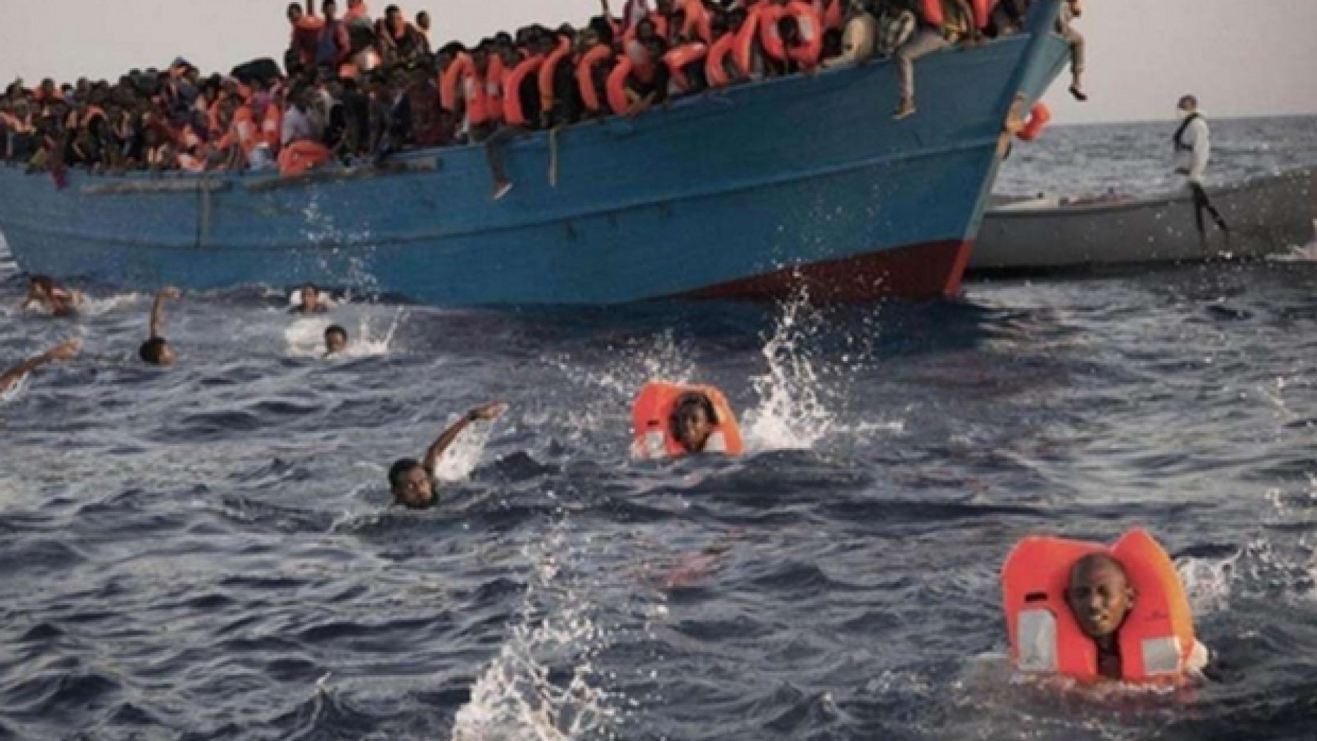Immagine di Naufragio nel Mediterraneo: dispersi tra i 90 e i 100 migranti