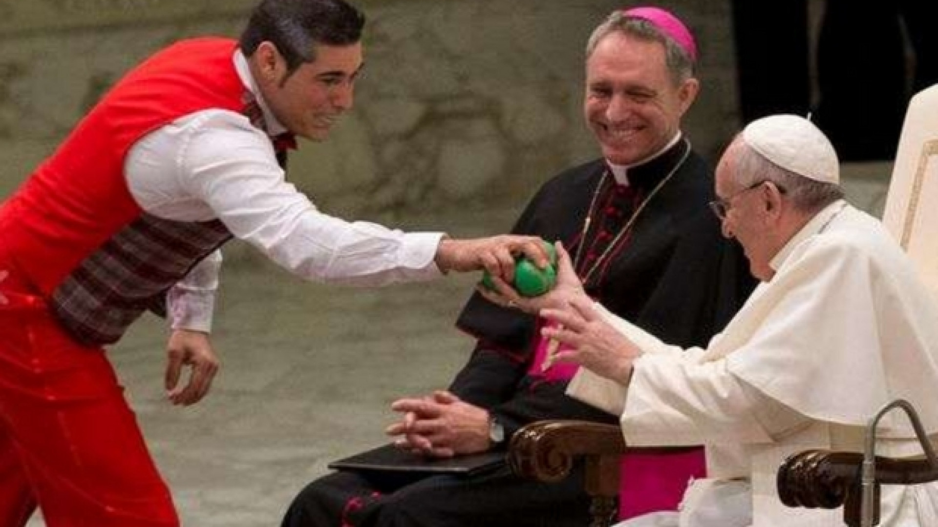 Immagine di Papa Francesco invita i poveri, i profughi e i carcerati al circo Medrano