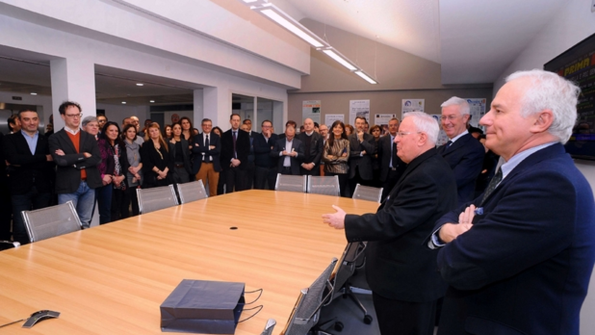 Immagine di Il cardinale Bassetti in visita ad Avvenire: amare la Chiesa e l'Italia
