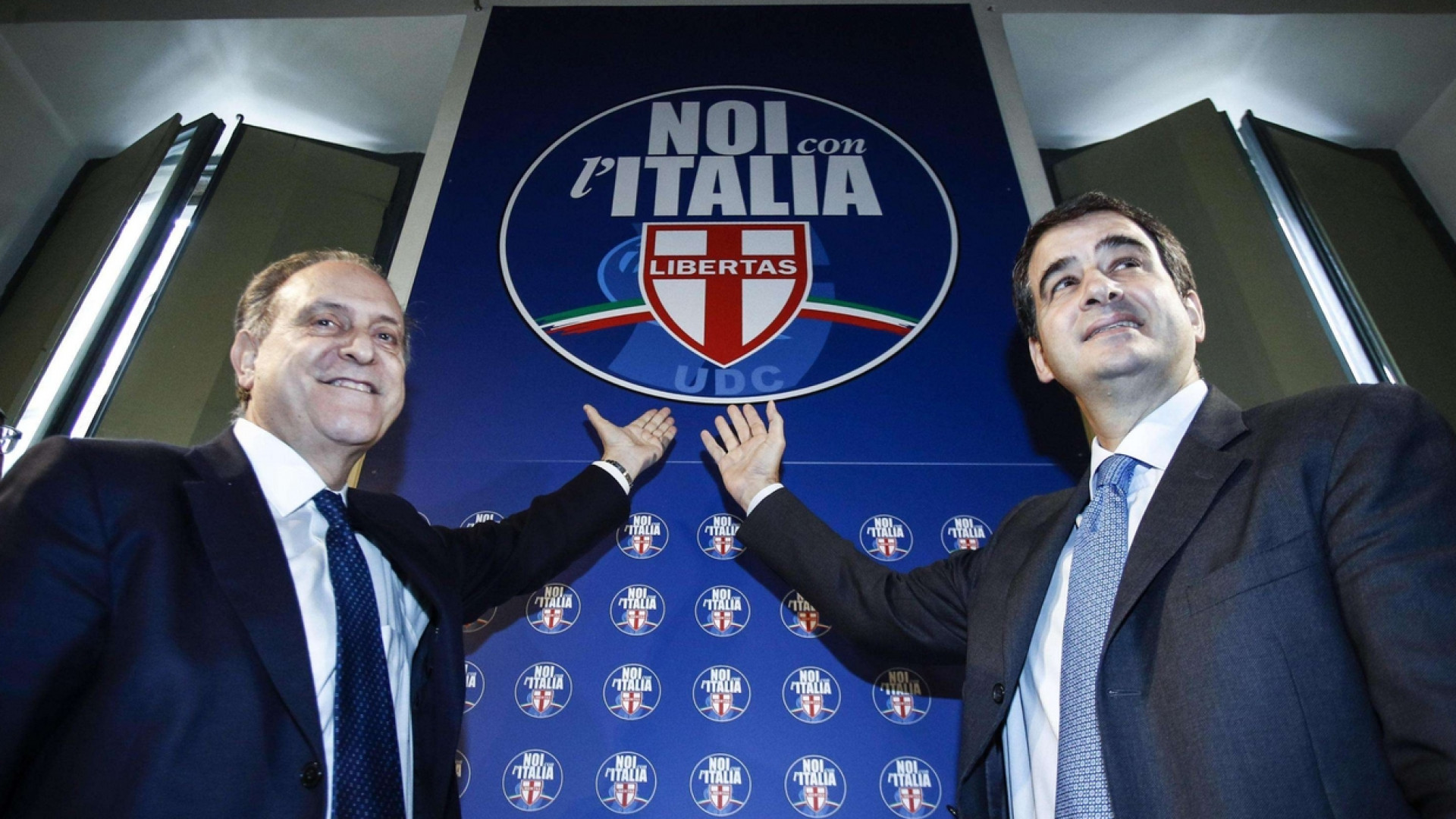 Immagine di Noi con l'italia presenta il simbolo, c'è lo scudo crociato