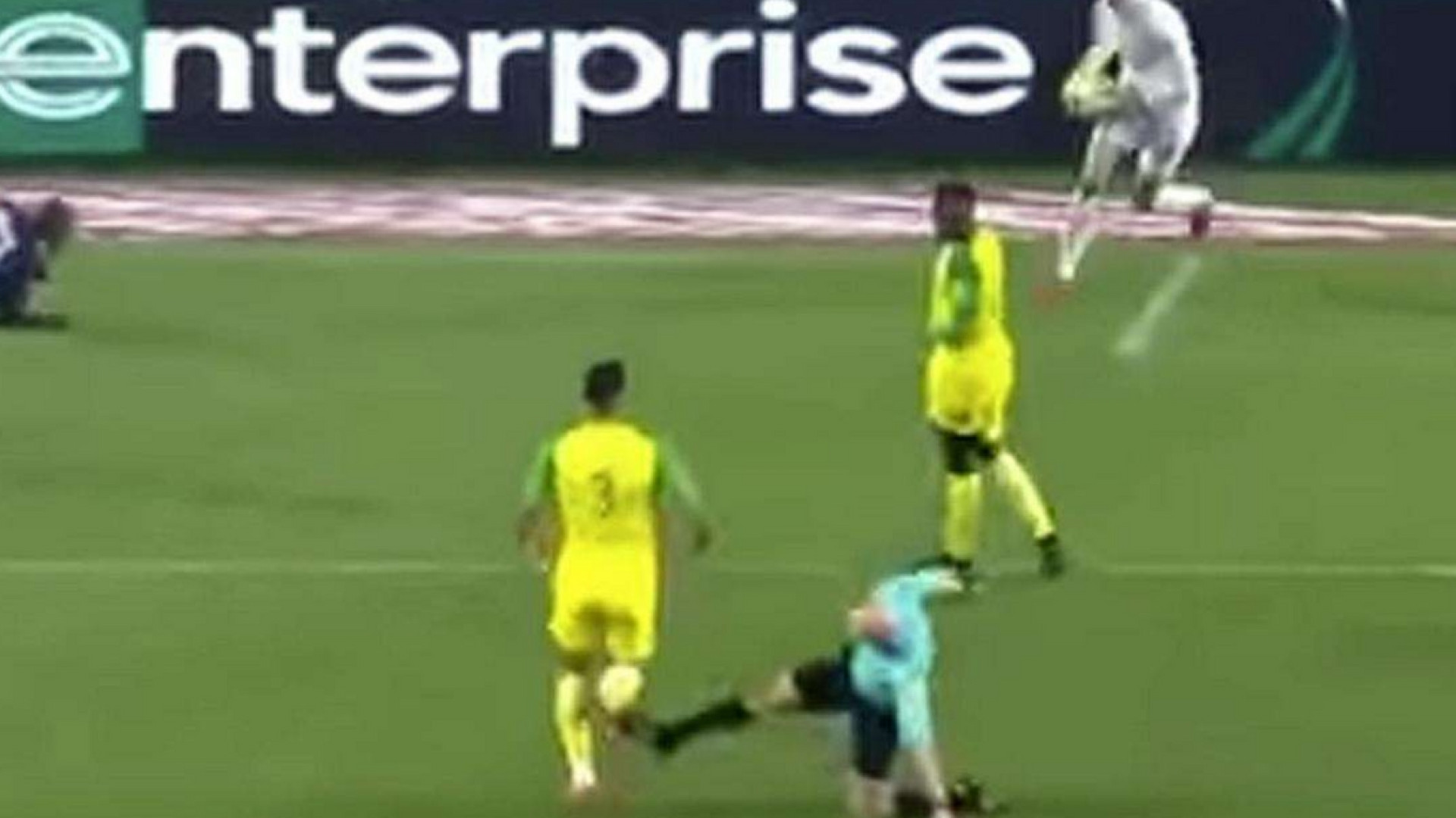 Immagine di Arbitro di calcio sgambetta un giocatore e lo espelle