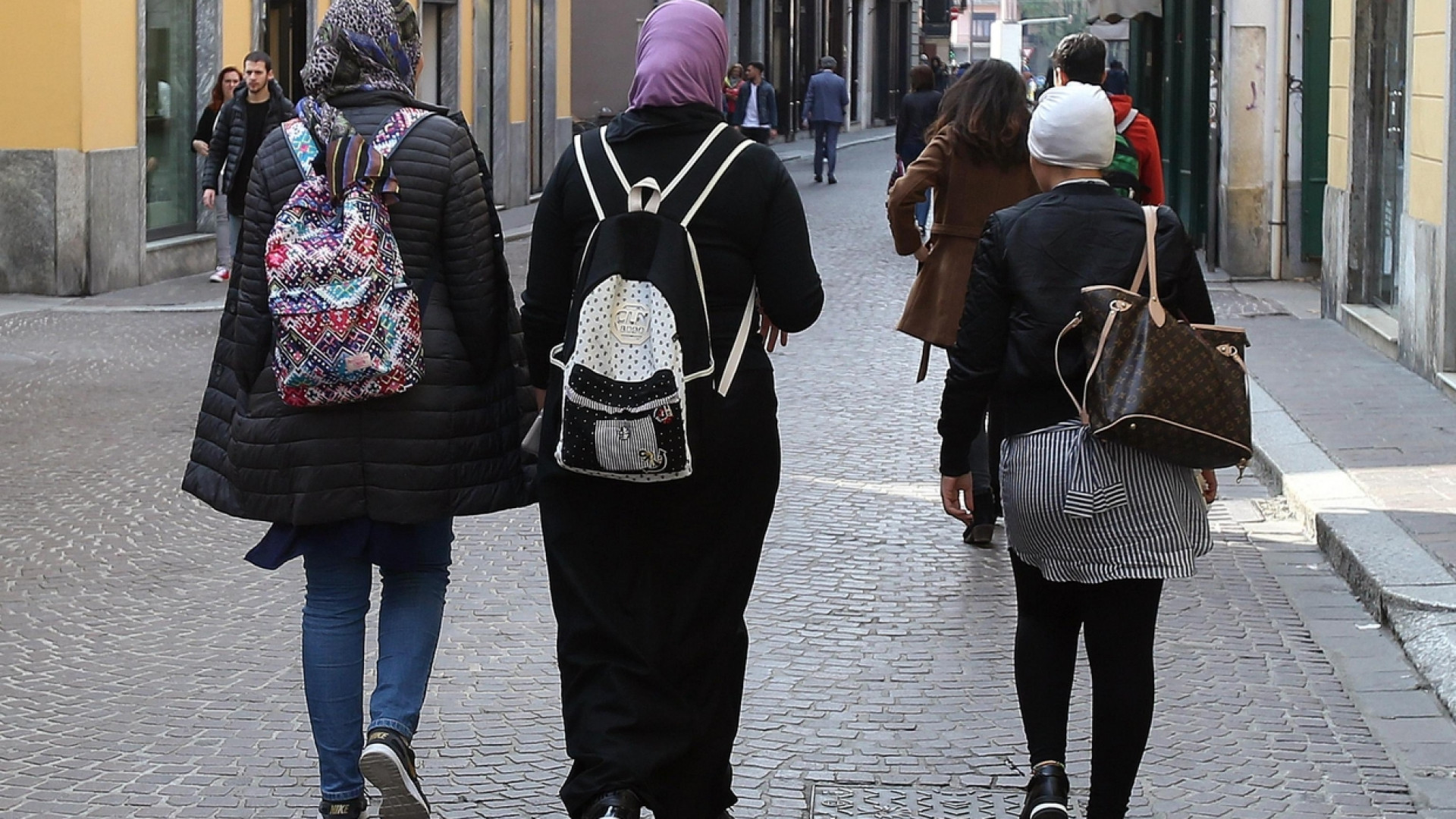 Immagine di L'avvocata ha il velo. Il giudice choc: «Fuori dall'aula»
