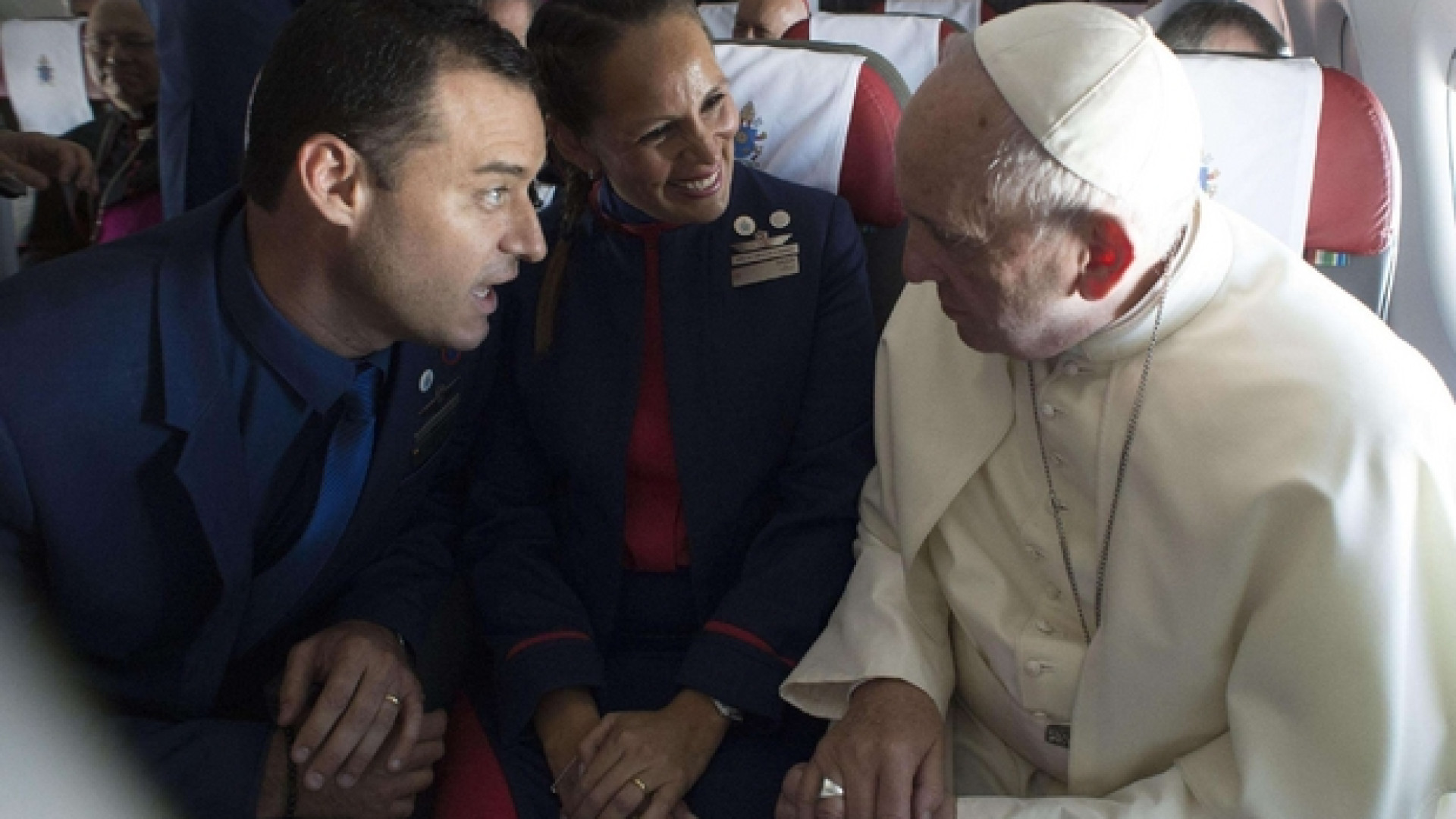 Immagine di Francesco in aereo celebra il matrimonio tra hostess e steward / Video