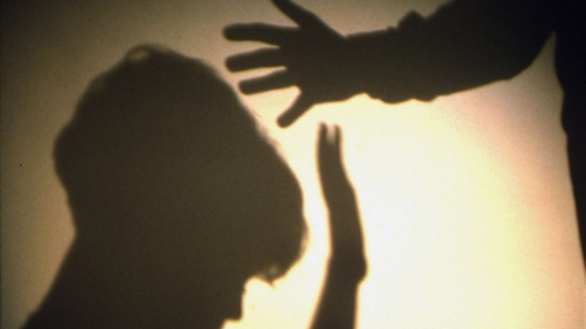 Immagine di La figlia 14enne denuncia gli abusi in un tema, il padre si uccide