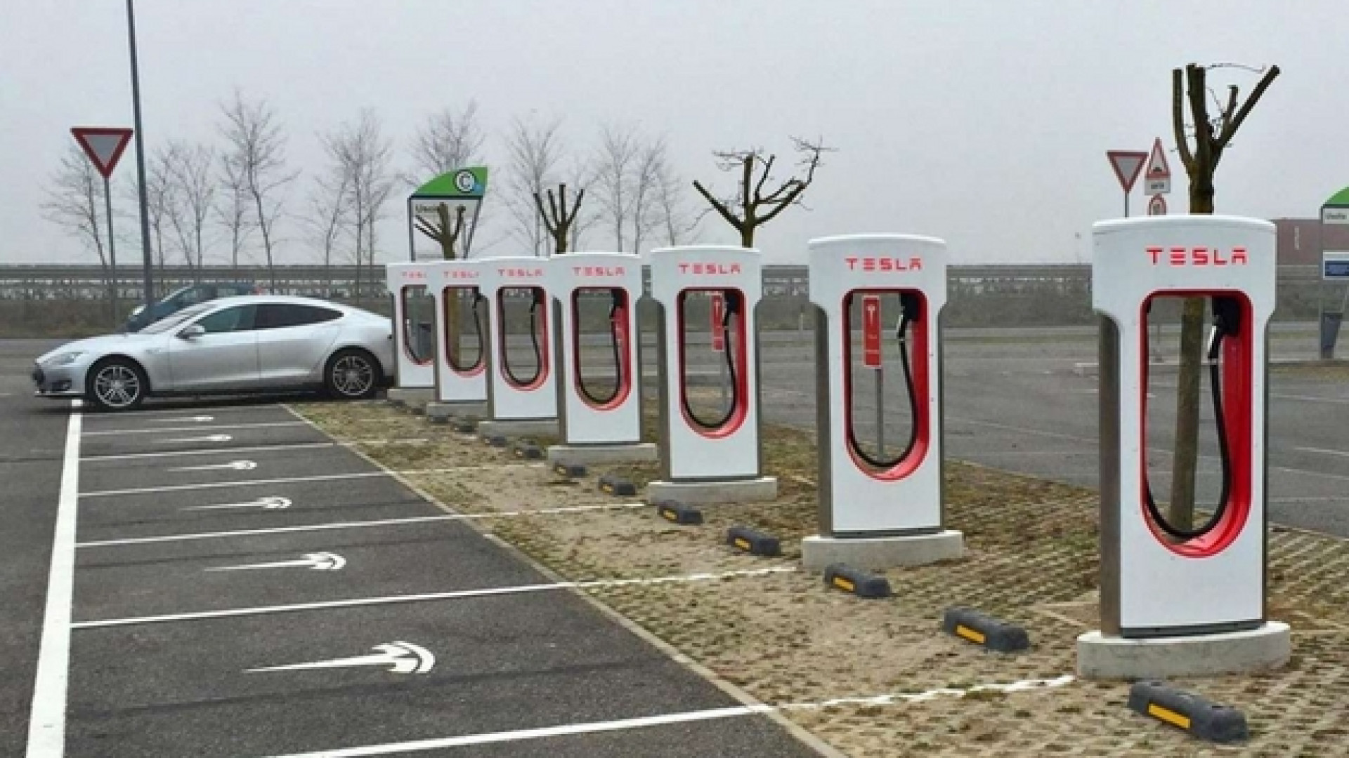 Immagine di Più di 200 colonnine in Italia: Tesla dà la scossa