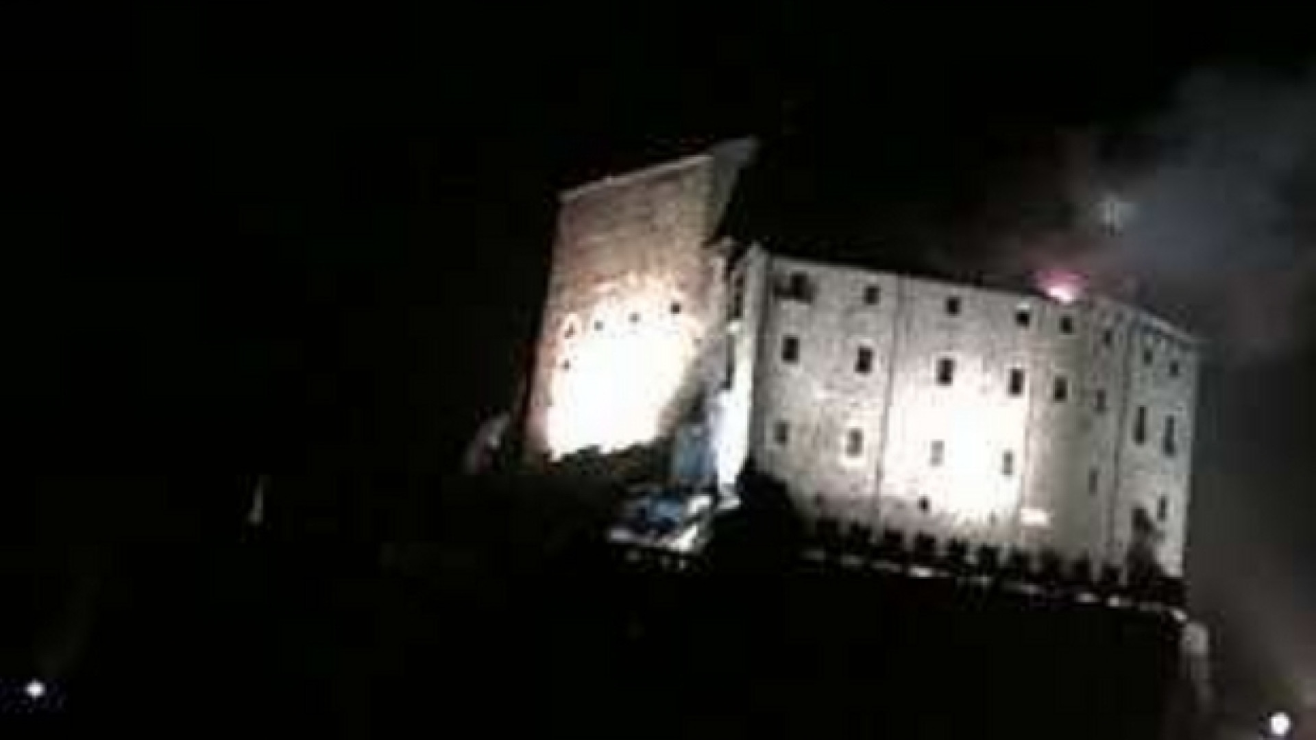 Immagine di Val Susa, in fiamme il tetto della Sacra di San Michele
