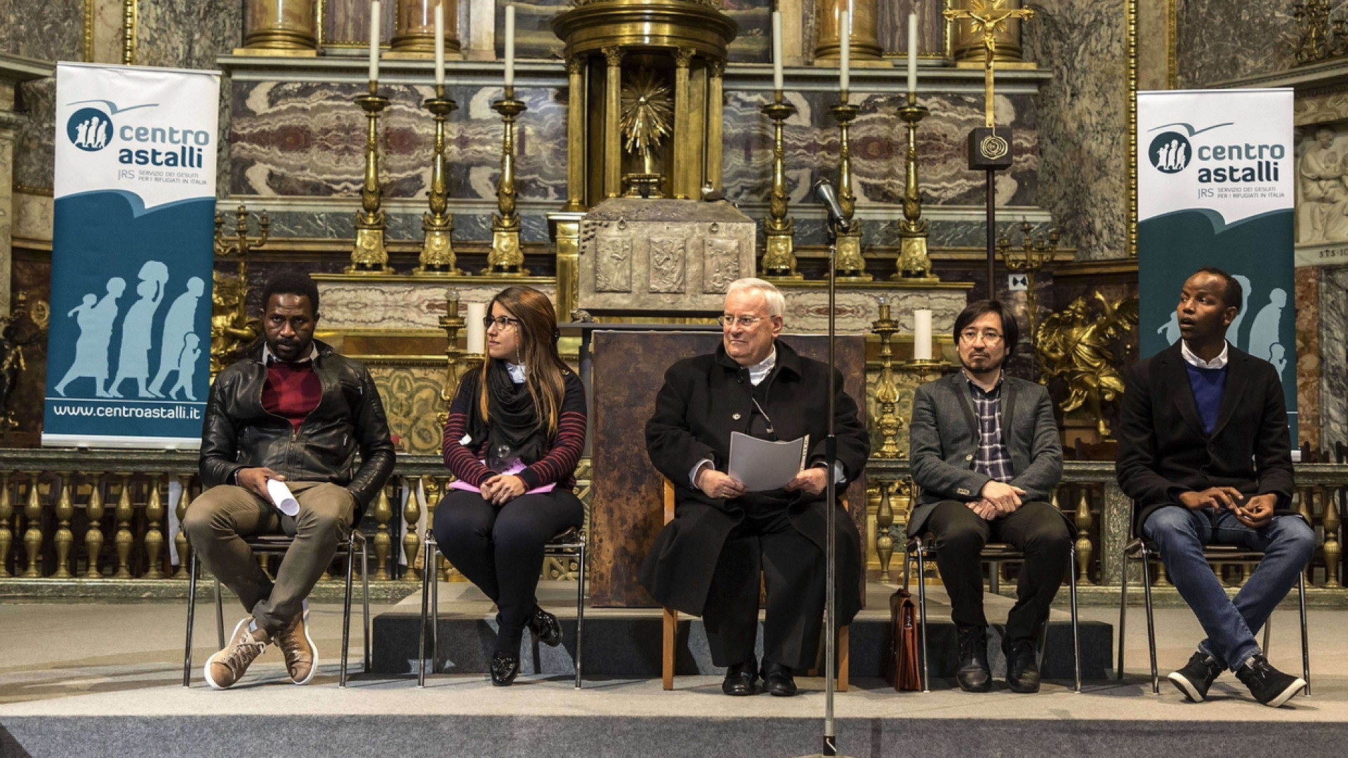 Immagine di Il cardinale Bassetti al centro Astalli: Dio rende giustizia al forestiero