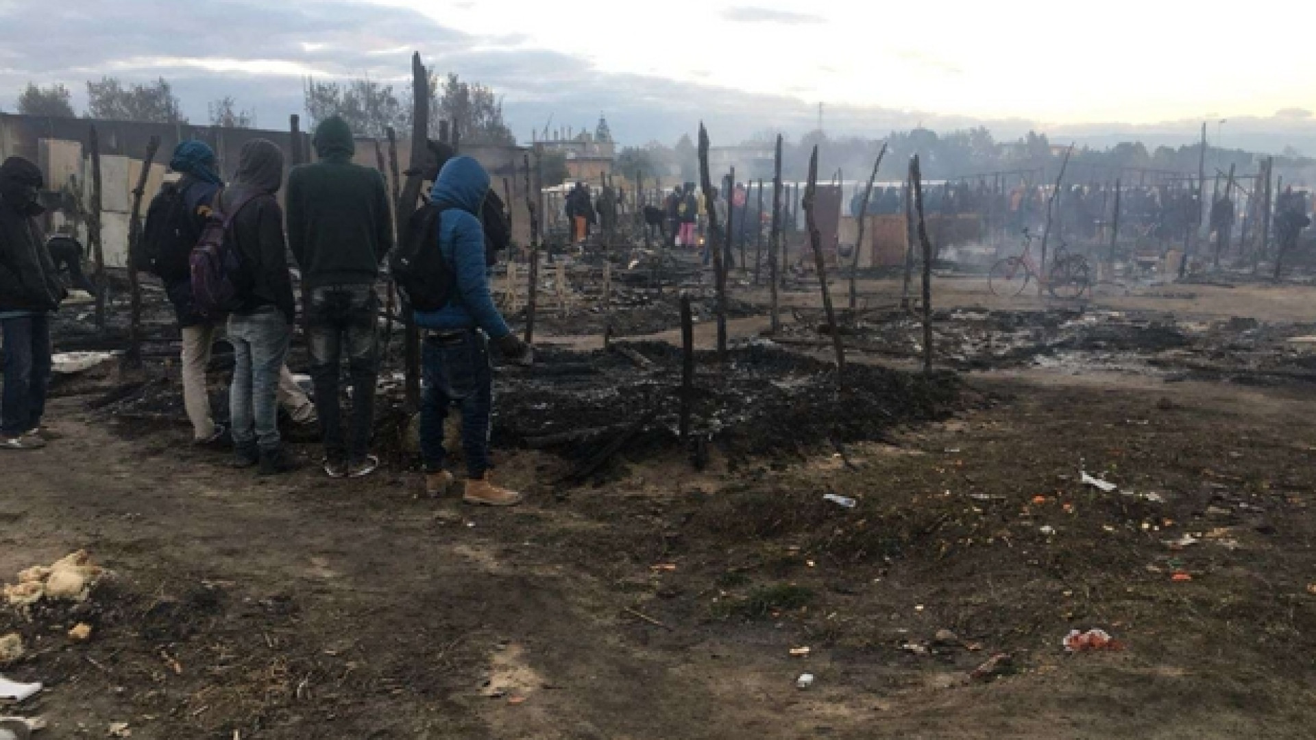 Immagine di Migranti, brucia tendopoli: morta una donna. Le parole del vescovo