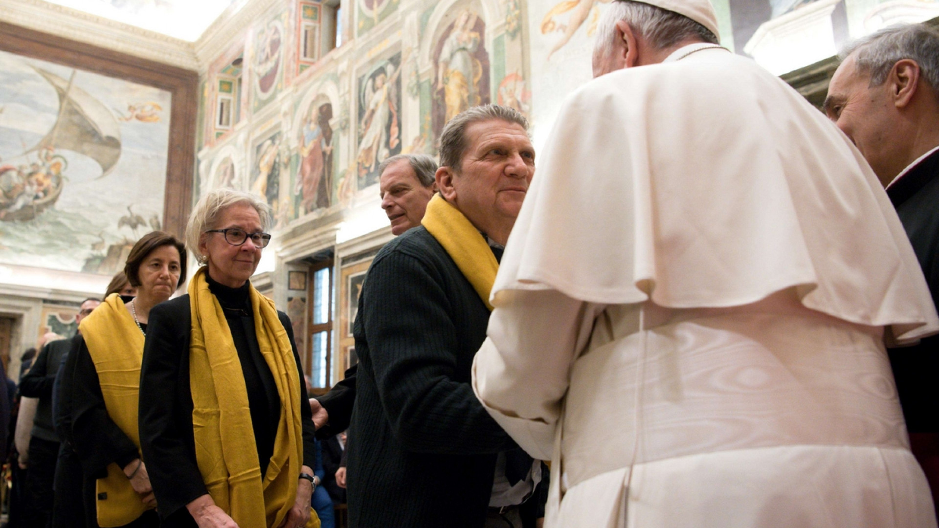 Immagine di Papa Francesco: l'usura e l'azzardo umiliano e uccidono