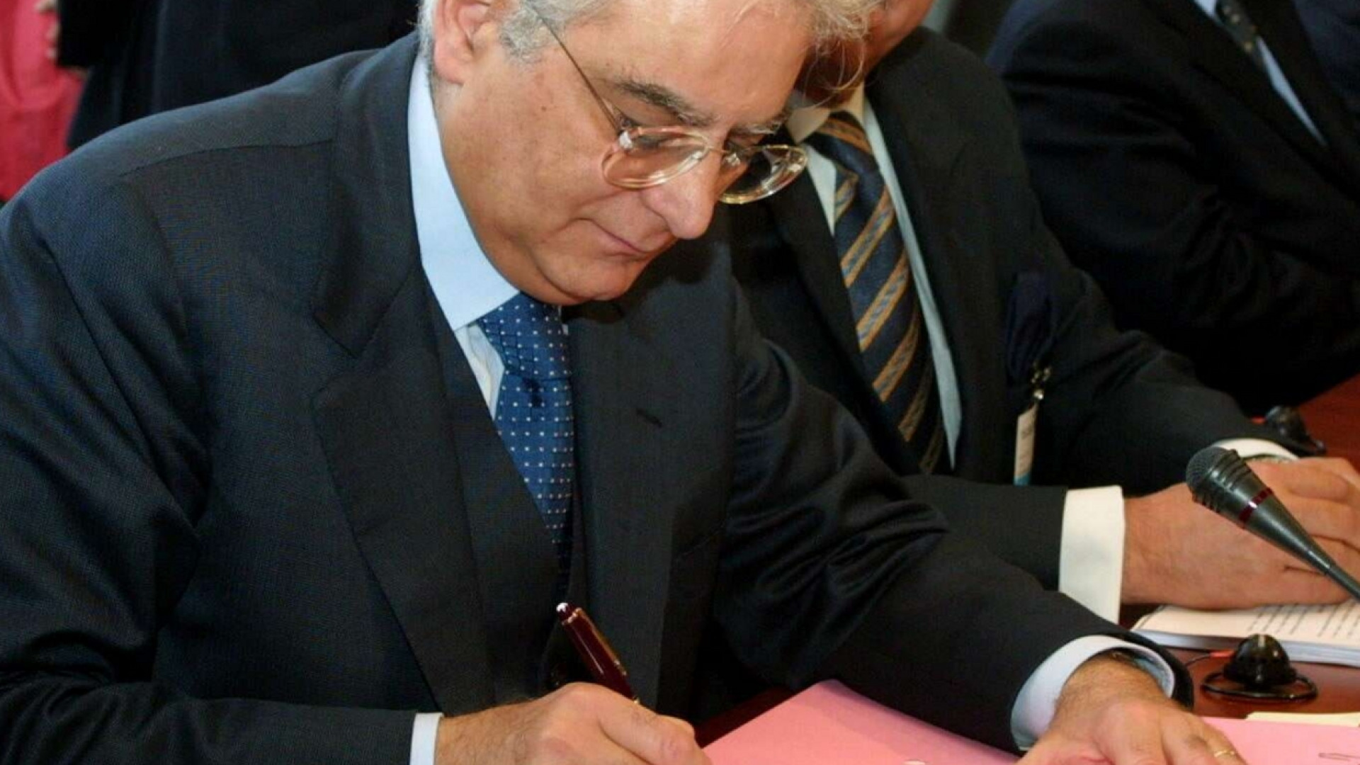 Immagine di Mattarella: l'egoismo porta a violenza. La Ue: attacco ai nostri valori