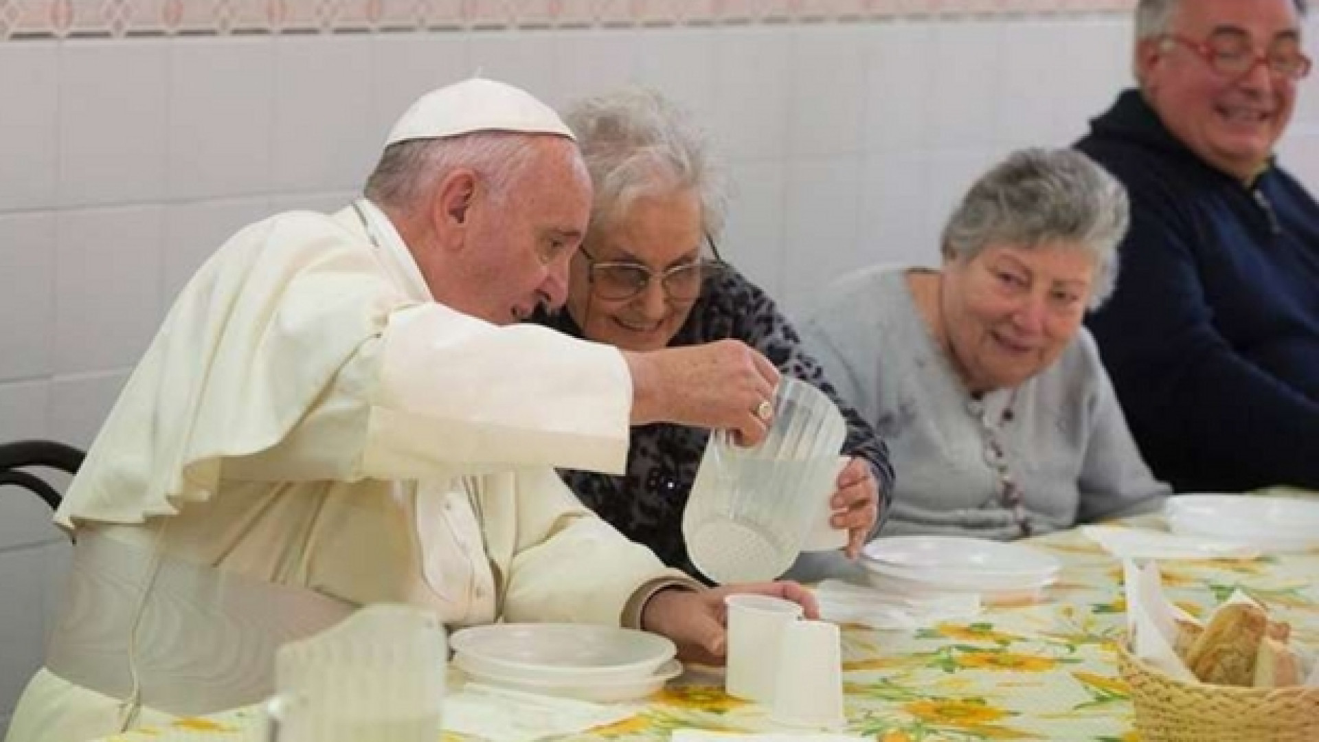 Immagine di Papa Francesco: l'elemosina come stile di vita
