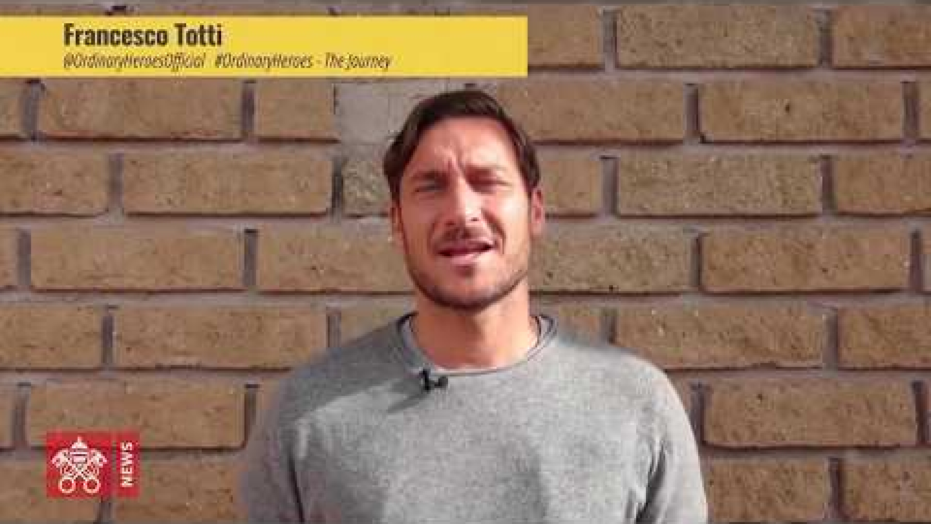 Immagine di Beneficenza, la maglia di Super-Pope e il primo «calcio» da Totti