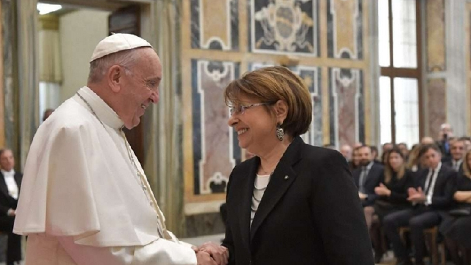 Immagine di Papa Francesco ai dipendenti: agli sportelli con un sorriso