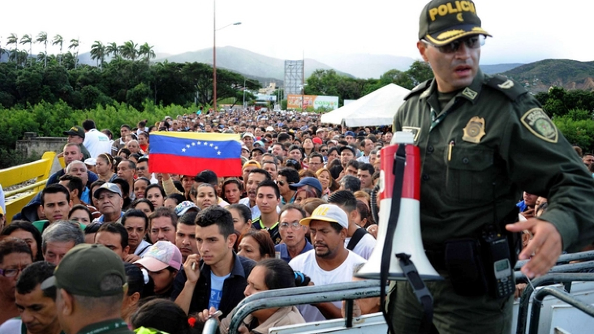 Immagine di È fuga di massa. Maduro apre le porte, caos nel continente