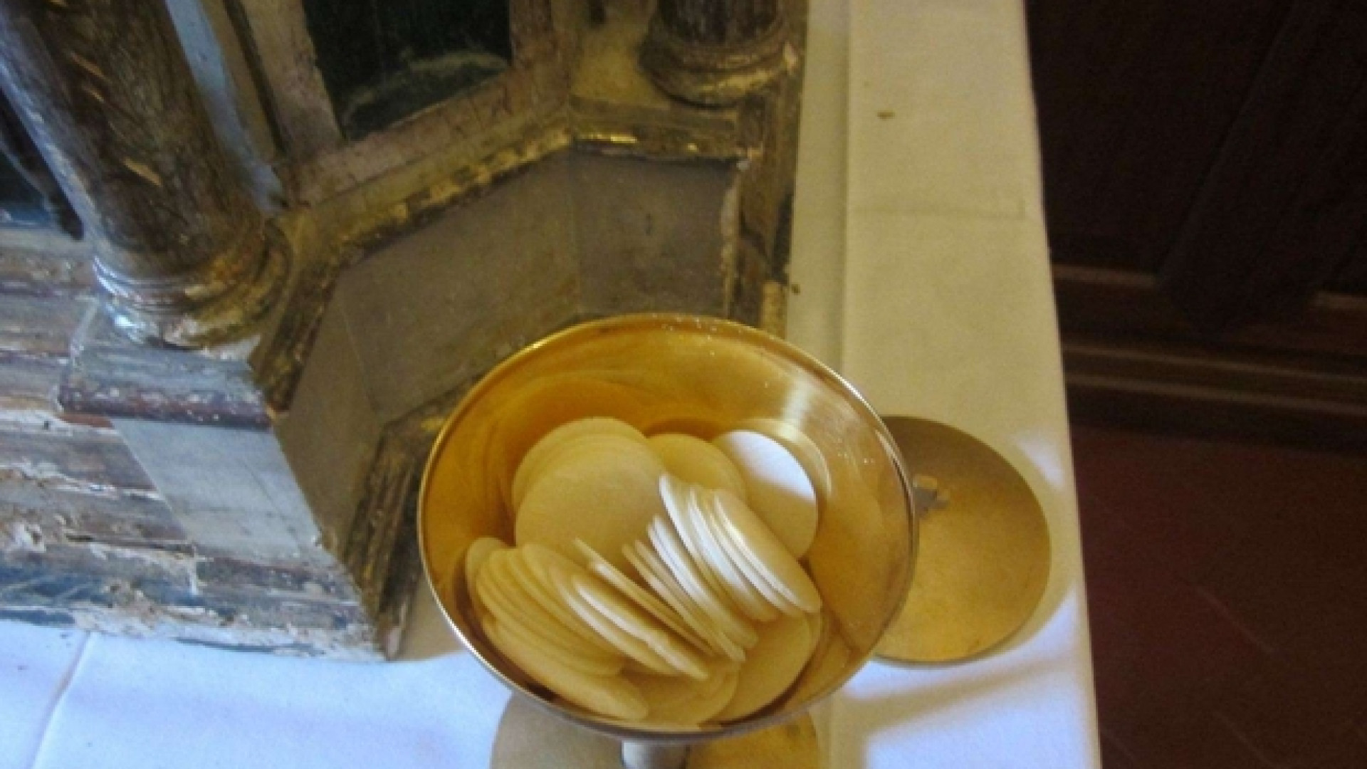 Immagine di Ostie trovate intatte nel tabernacolo. «Gesù sotto le macerie» di Arquata