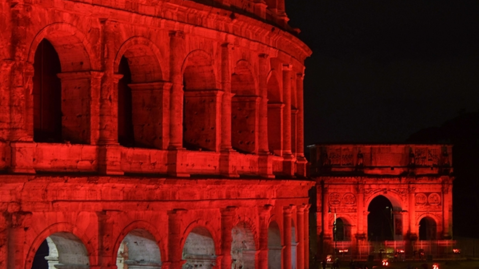 Immagine di Colosseo rosso, come il sangue dei martiri cristiani