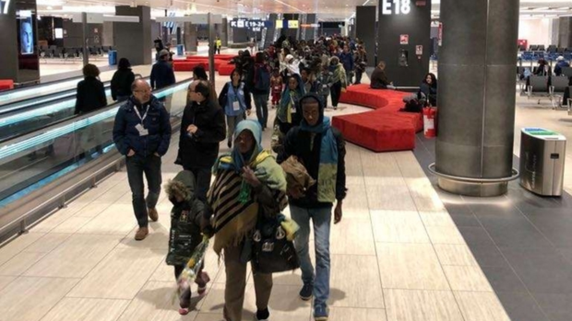 Immagine di Atterrati a Roma 113 profughi. «La cooperazione fra istituzioni fa miracoli»