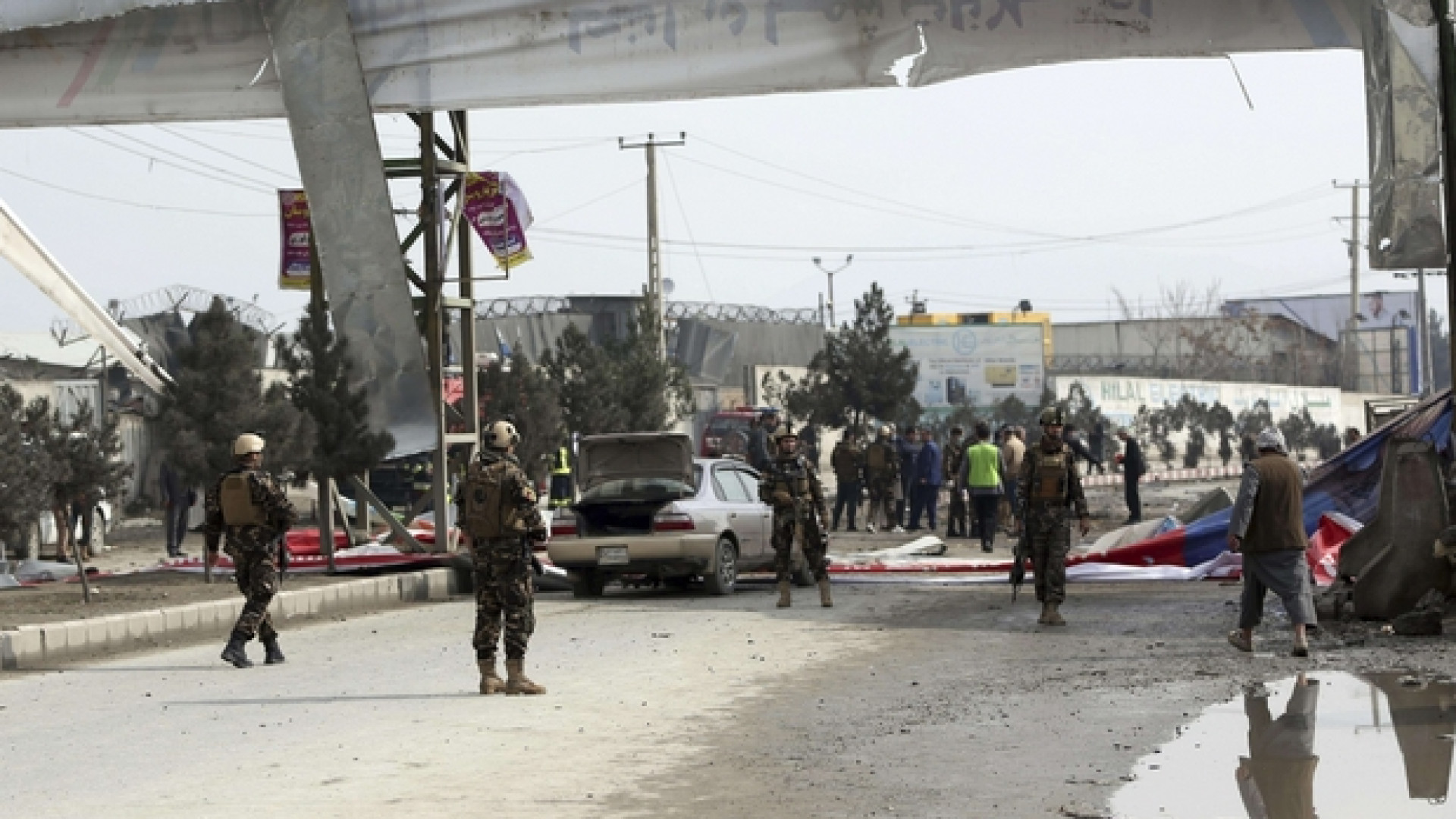 Immagine di Kamikaze a Kabul contro convoglio degli stranieri: un morto