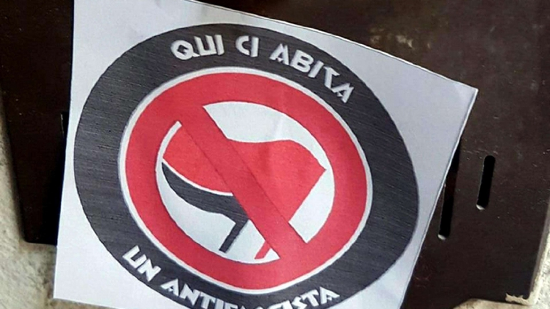Immagine di «Qui abita un antifascista». Marchiate a Pavia decine di case
