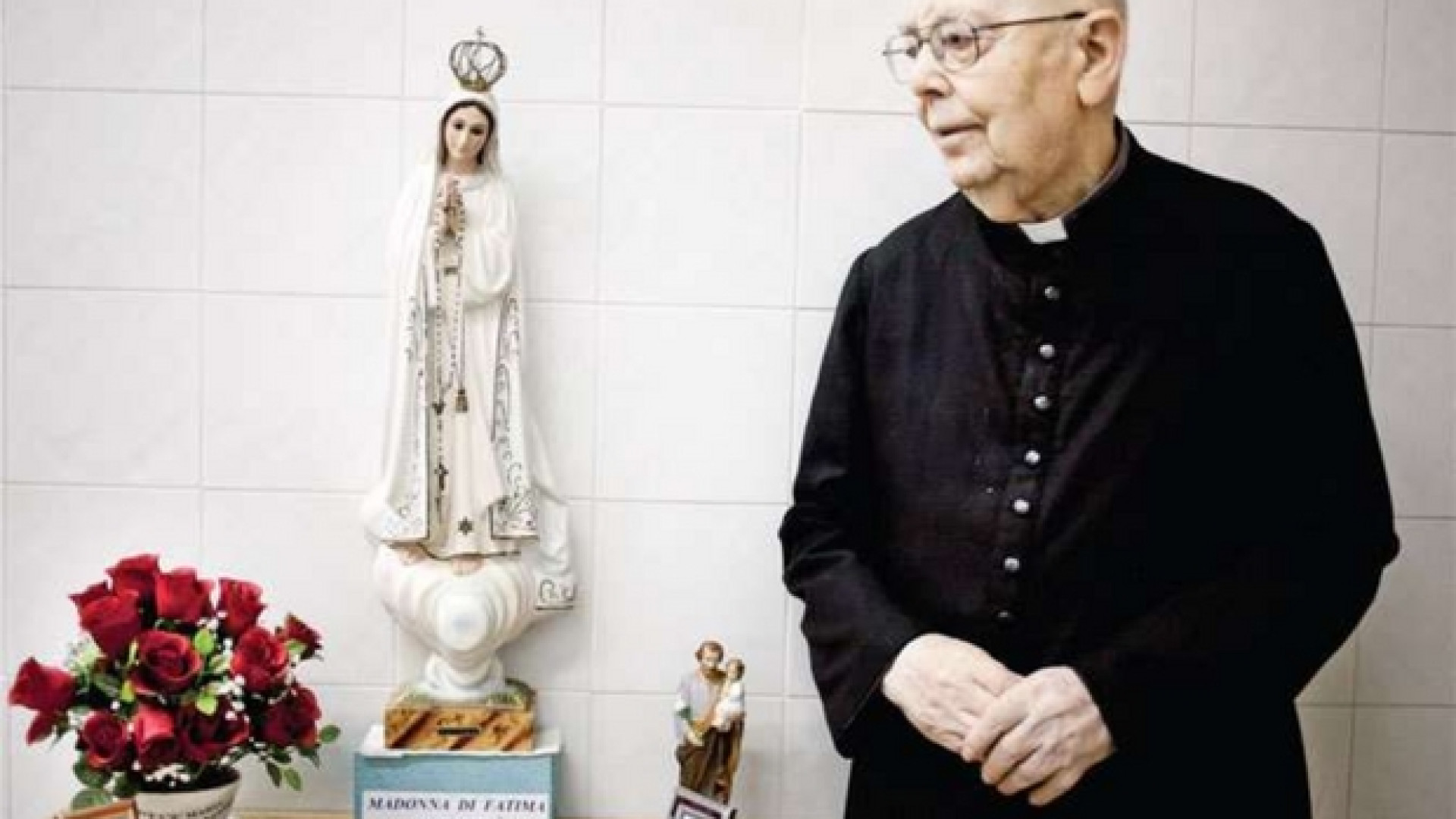 Immagine di Padre Amorth e l'abbraccio di Maria