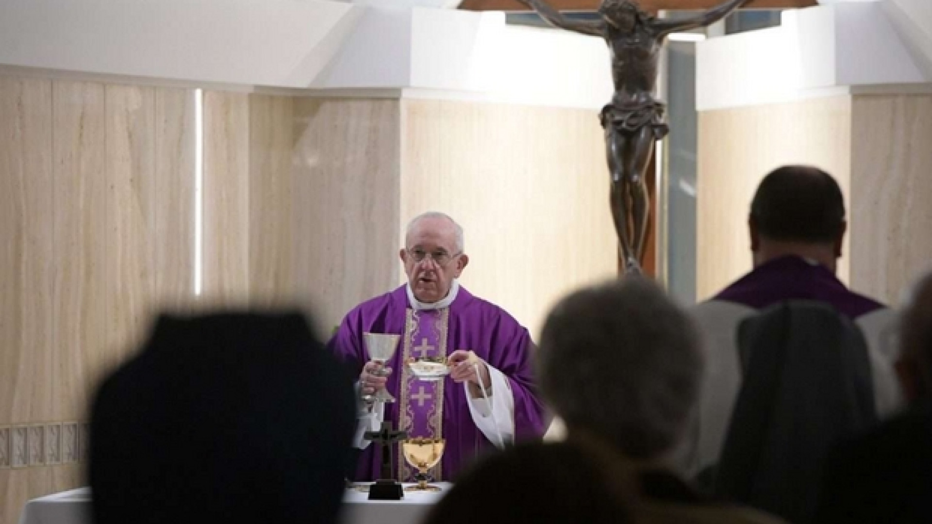 Immagine di Papa Francesco: fede non è spettacolo, pensare con spirito di Dio