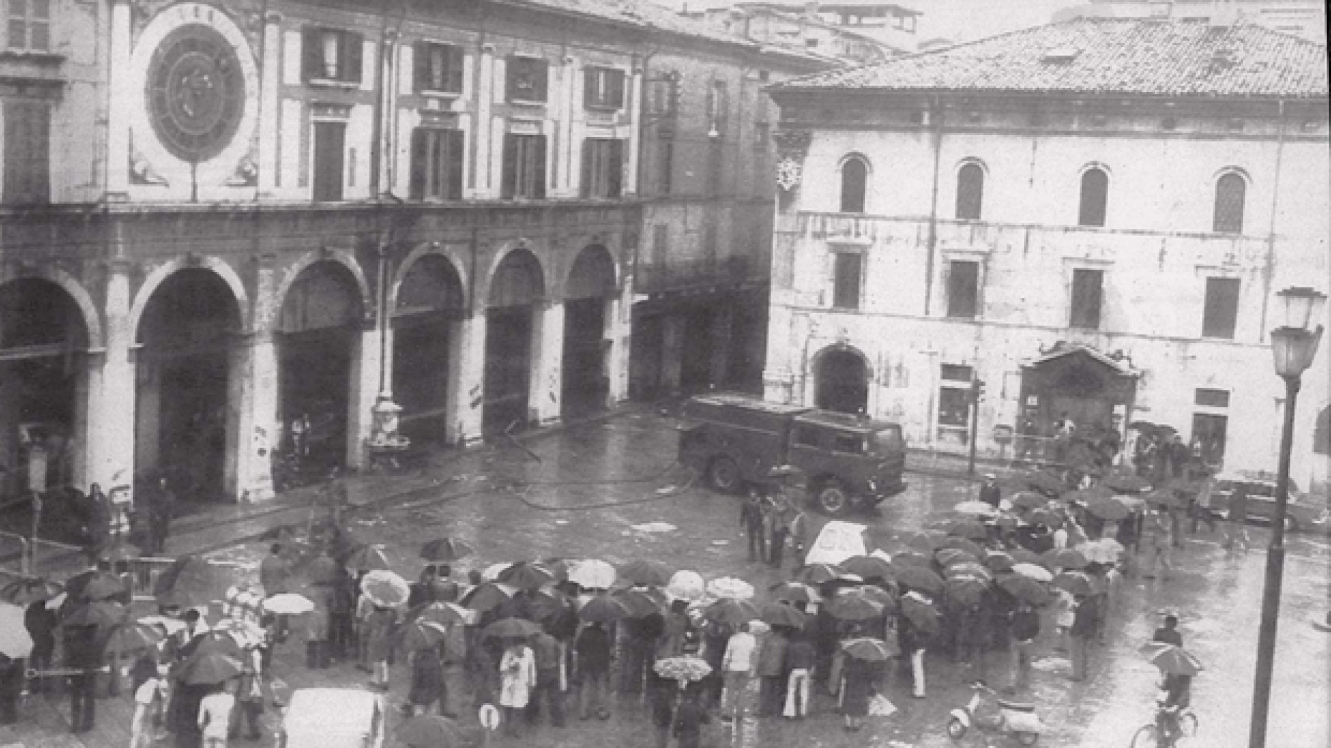 Immagine di 1974 - Stragi e austerità, l’Italia vive in «guerra»