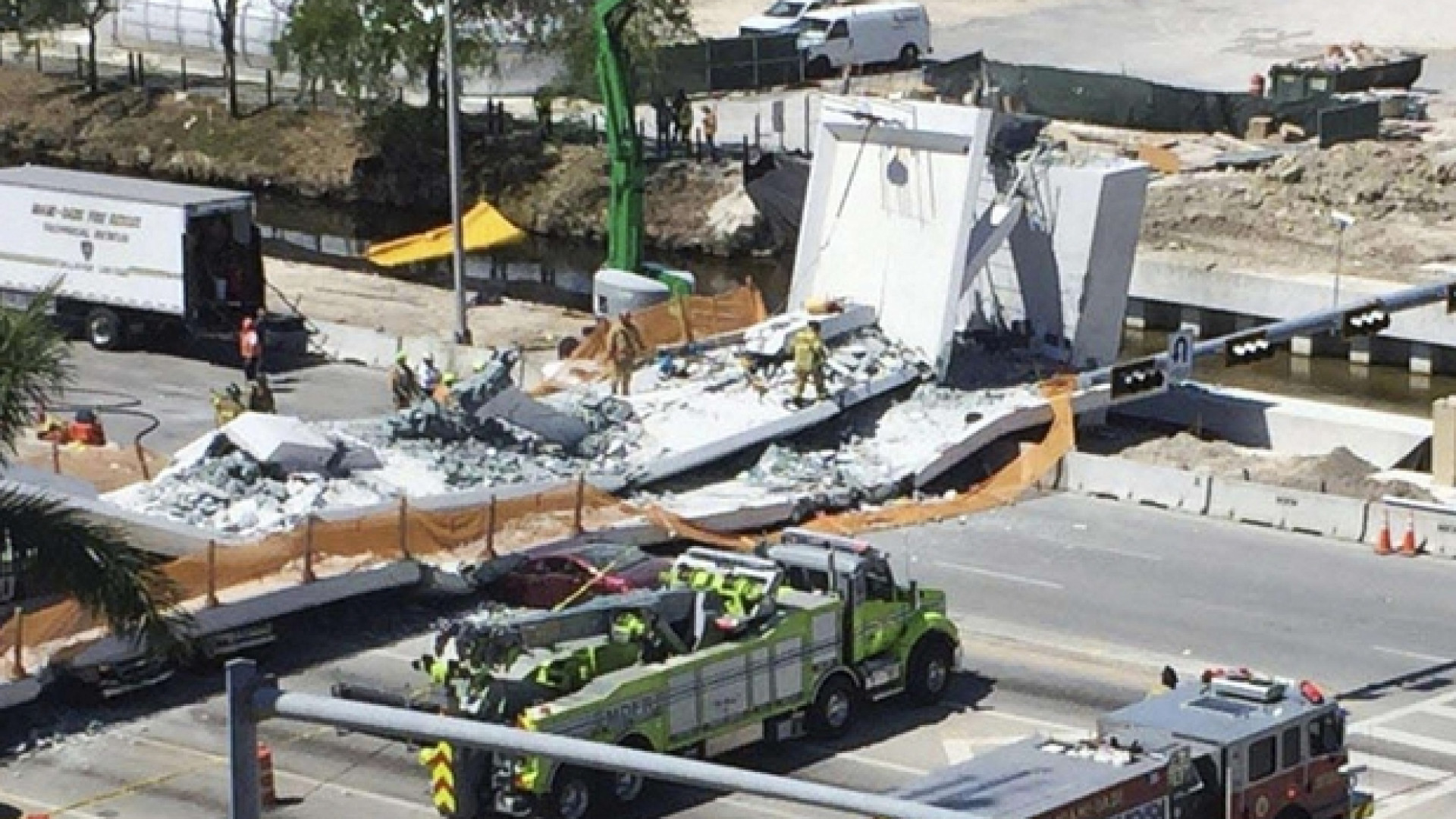 Immagine di Ponte appena inaugurato crolla sull'autostrada. Morti e feriti