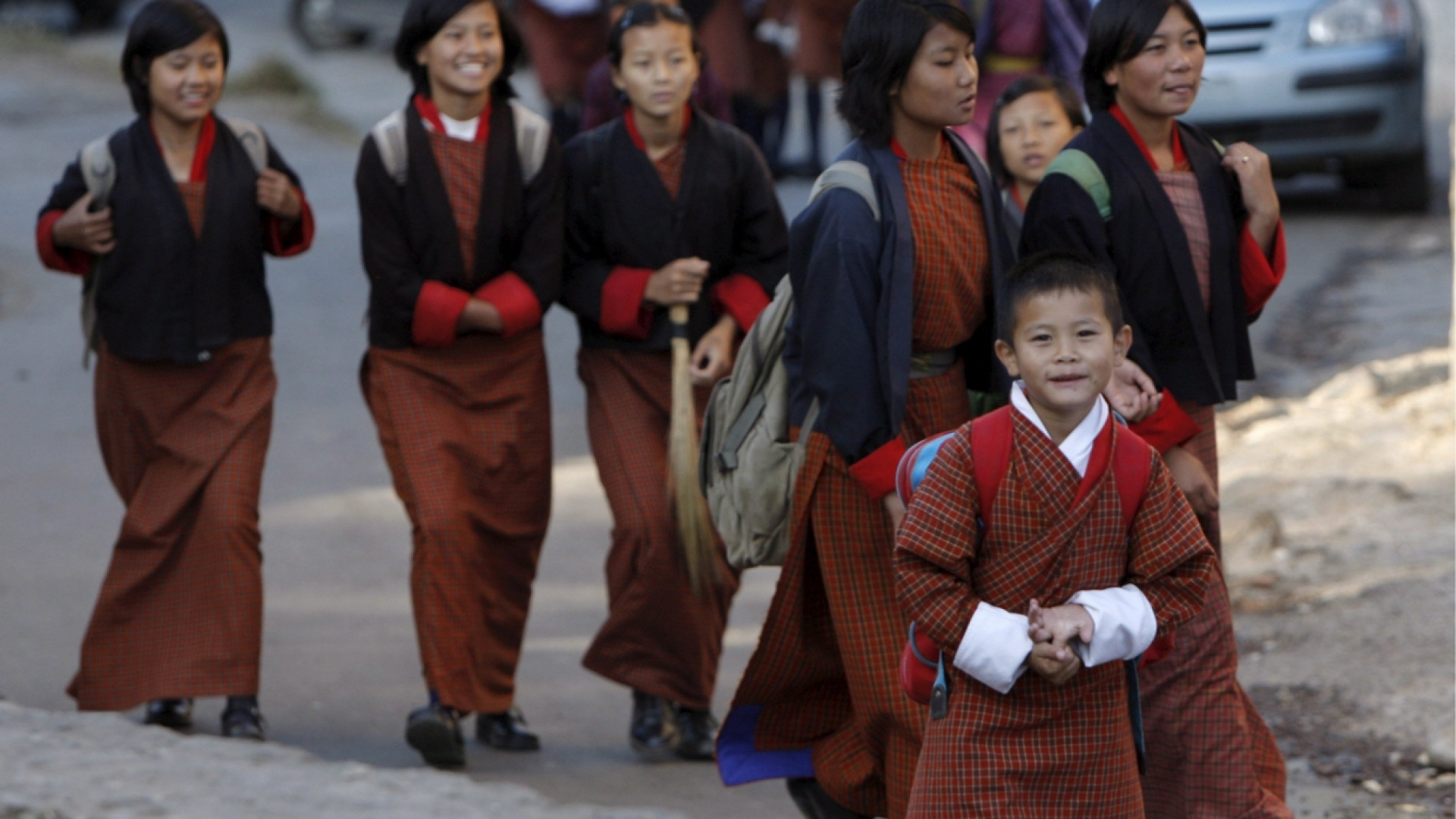 Immagine di La piccola felicità del Bhutan, un medioevo con il cellulare