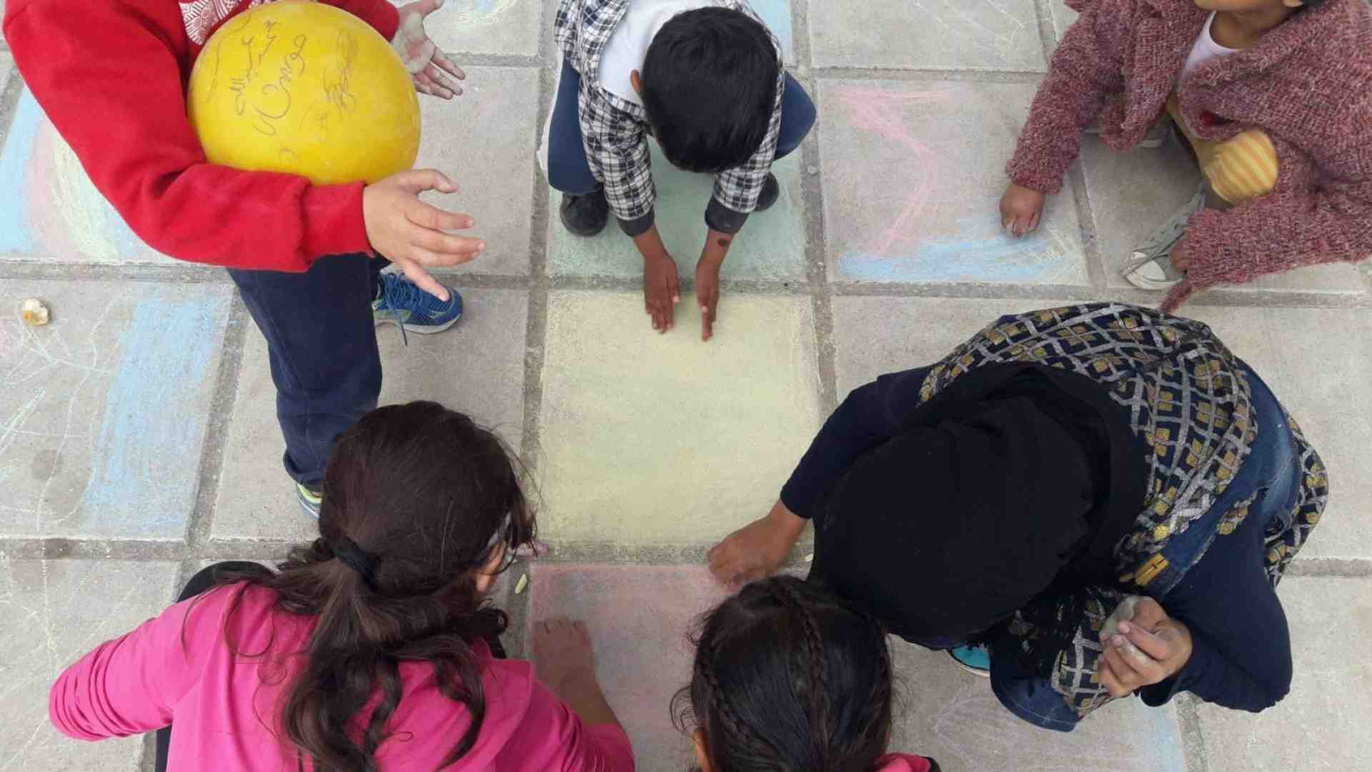 Immagine di Due anni di aiuti umanitari racchiusi in un’installazione