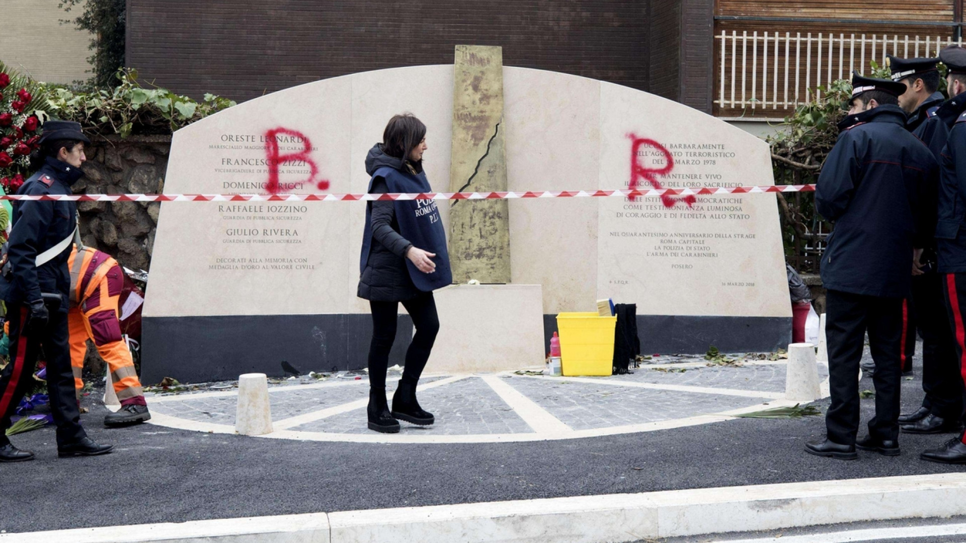 Immagine di Di nuovo imbrattato il monumento in memoria della scorta di Aldo Moro
