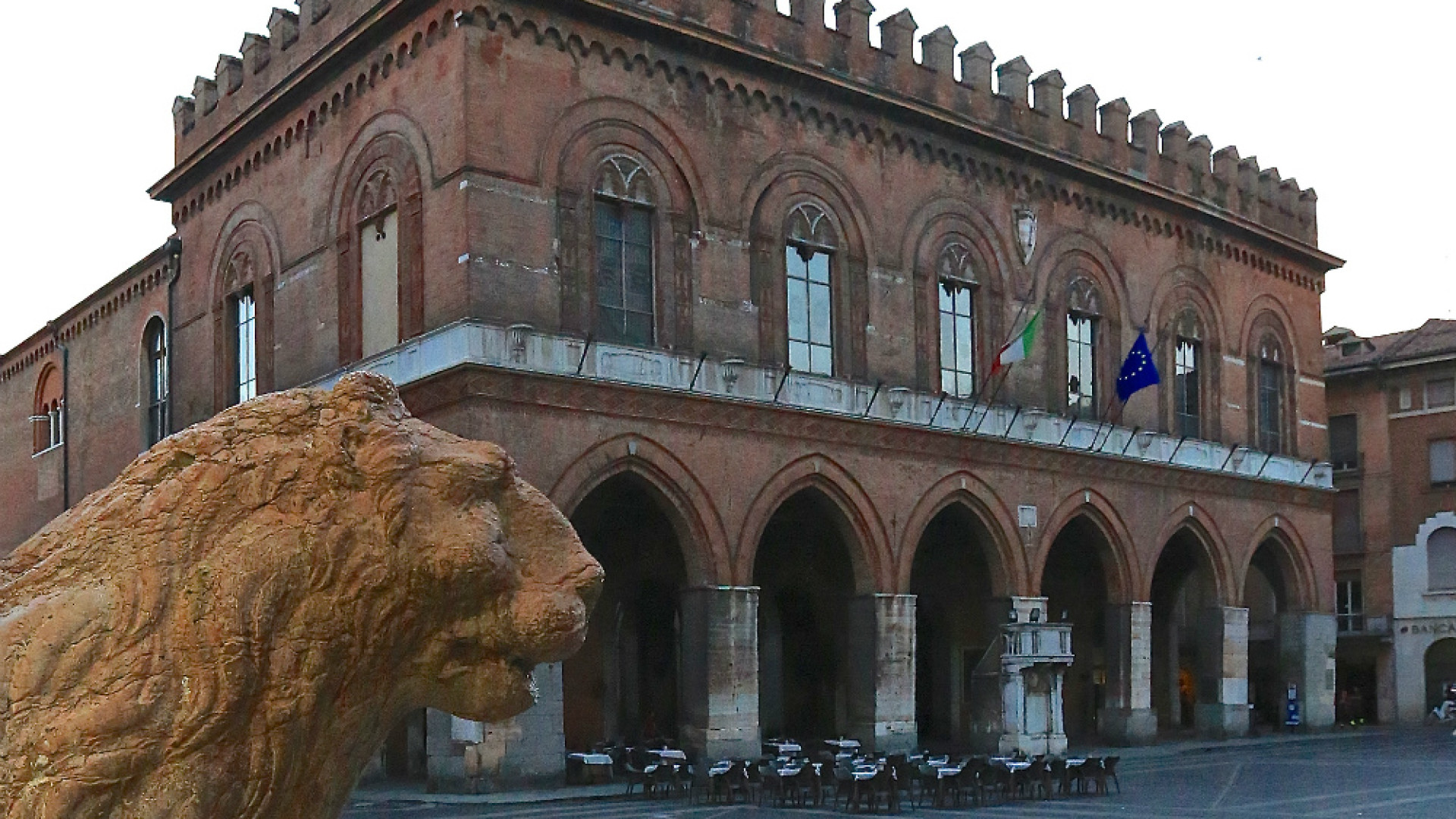 Immagine di Quella tettoia non s’ha da fare In vetro e ferro, avrebbe dovuto coprire il cortile Federico II del Comune