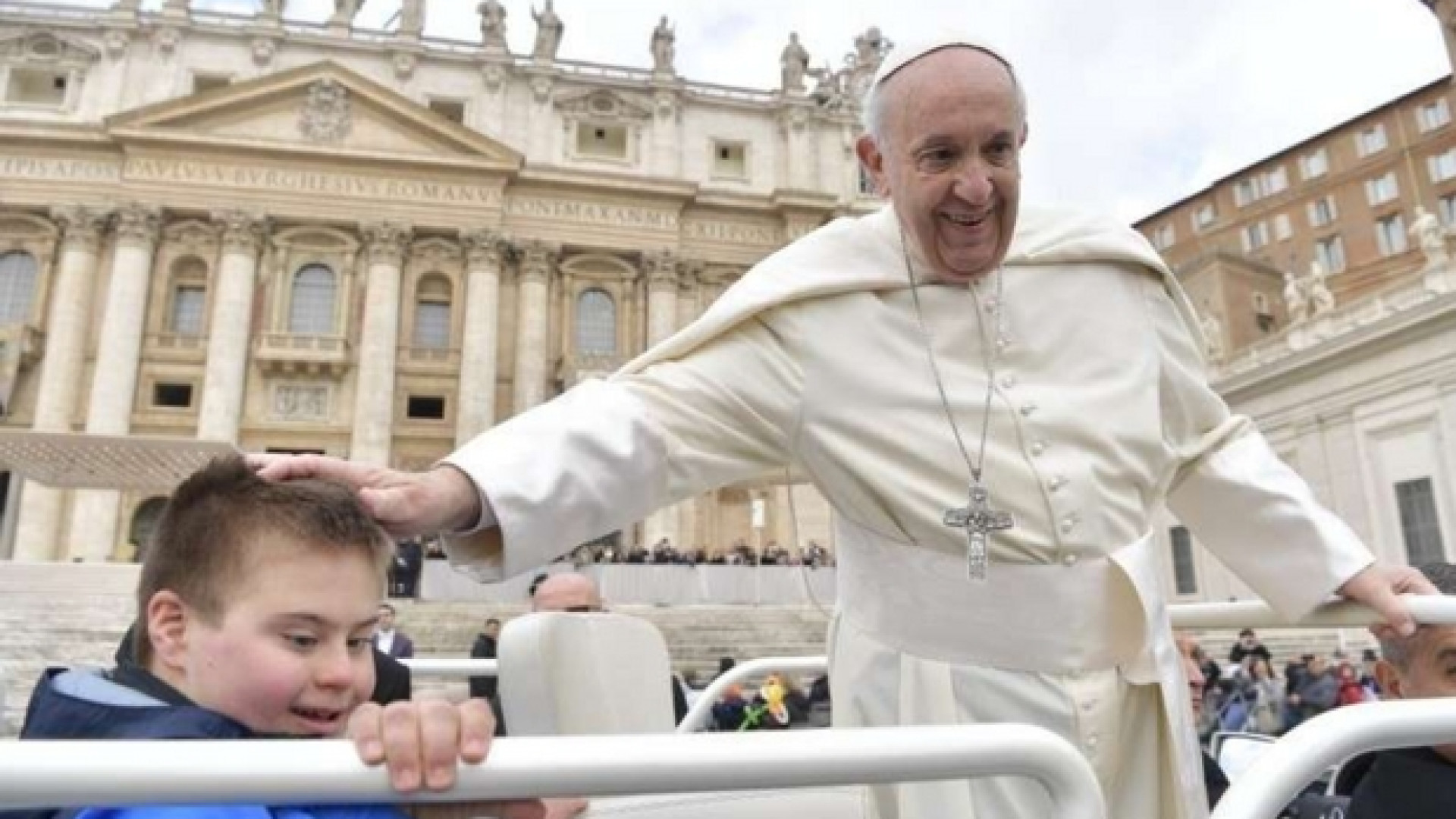Immagine di Papa: a Pasqua laviamo gli occhi ai bambini perché vedano Gesù risorto