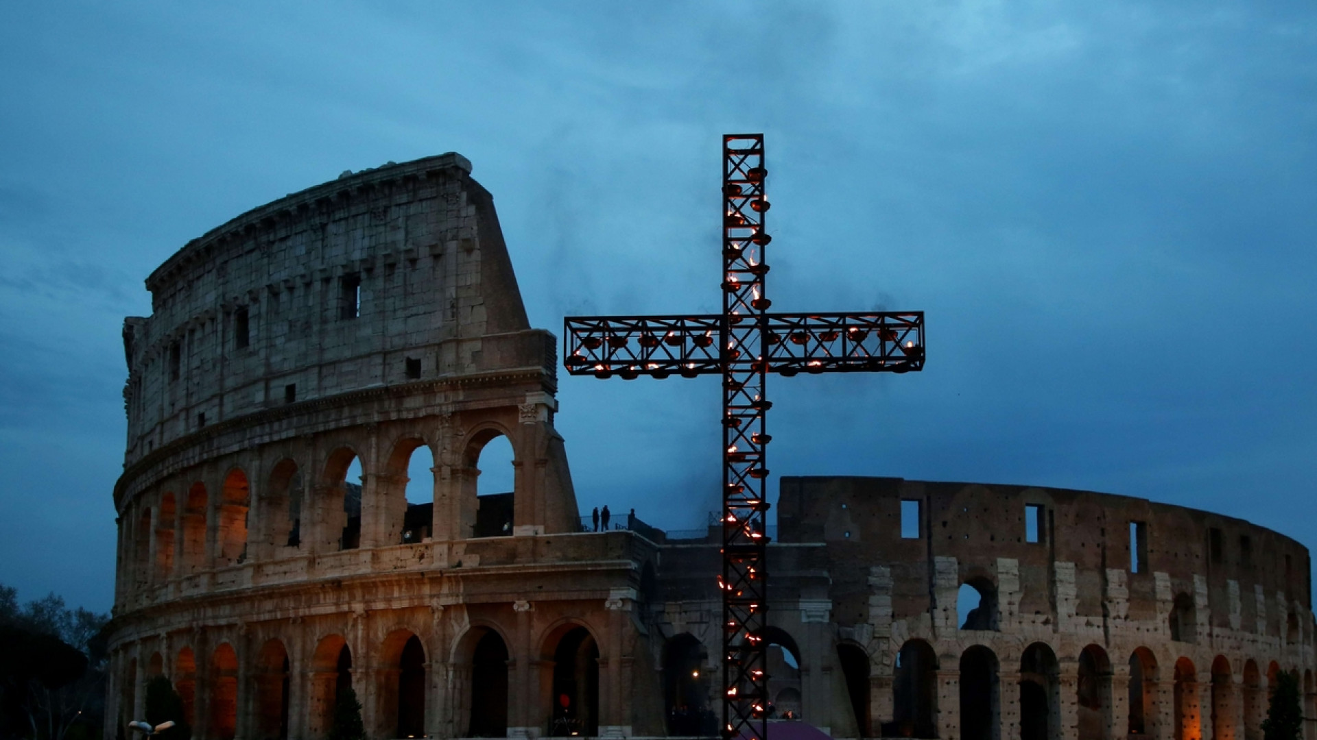 Immagine di La preghiera di Papa Francesco alla Via Crucis al Colosseo