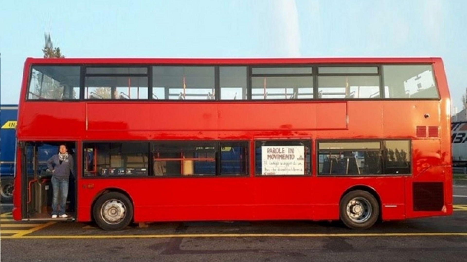 Immagine di Il bus inglese diventa una libreria itinerante