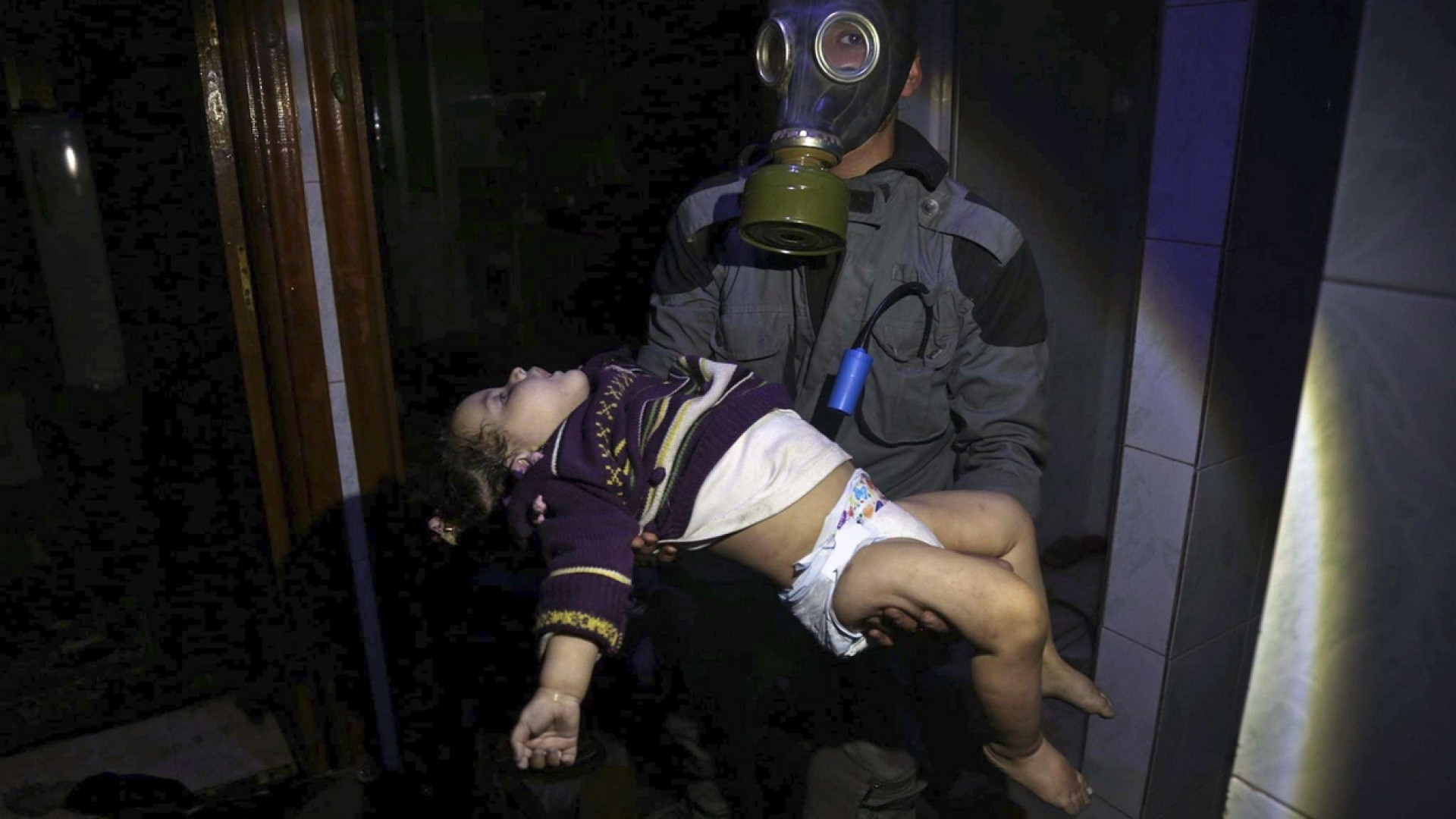Immagine di Strage con il gas, Trump: i responsabili pagheranno. Raid di Israele