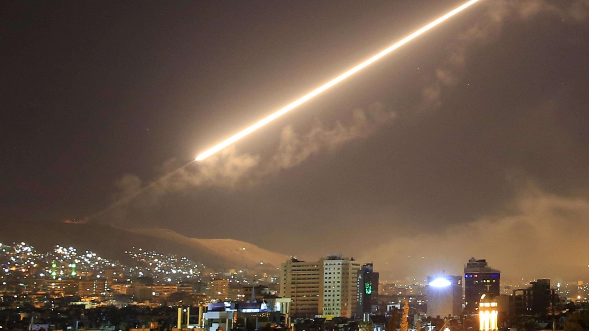Immagine di Pioggia di missili sulla Siria. Trump: «Missione compiuta, Grazie a Francia e Gb»