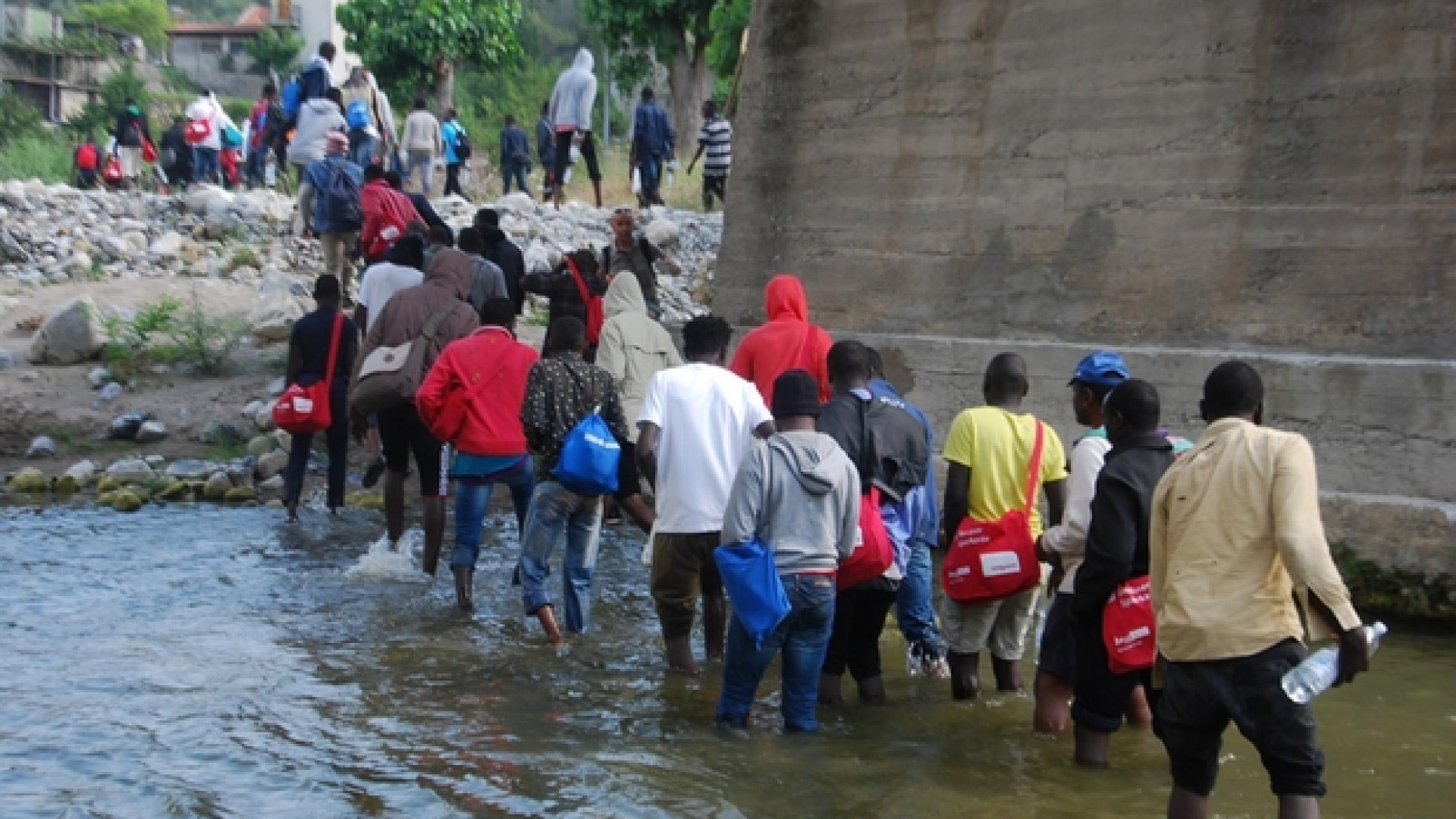 Immagine di Sgomberato l'accampamento dei migranti sul fiume Roja