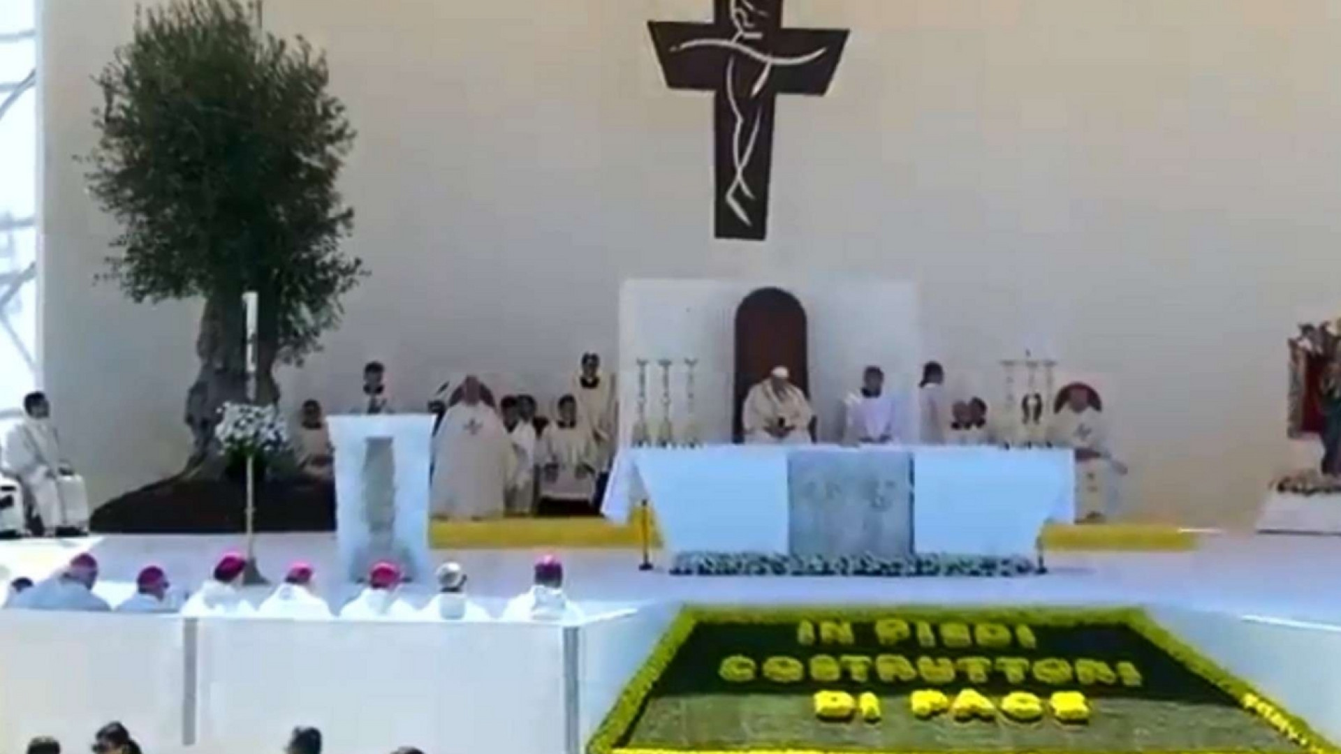 Immagine di Il Papa a Molfetta: chiamati a essere sempre costruttori di pace
